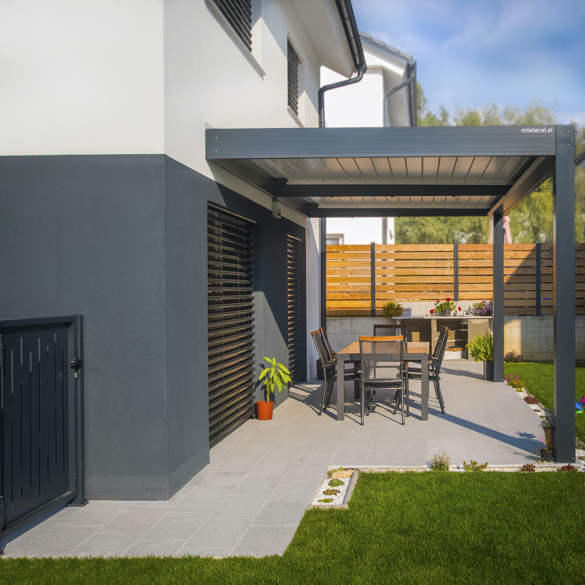 Projekt GK Medvode - Die bioklimatische Pergola Misteral - Terrasse, Brisole, Seitliche ZIP-Rollos