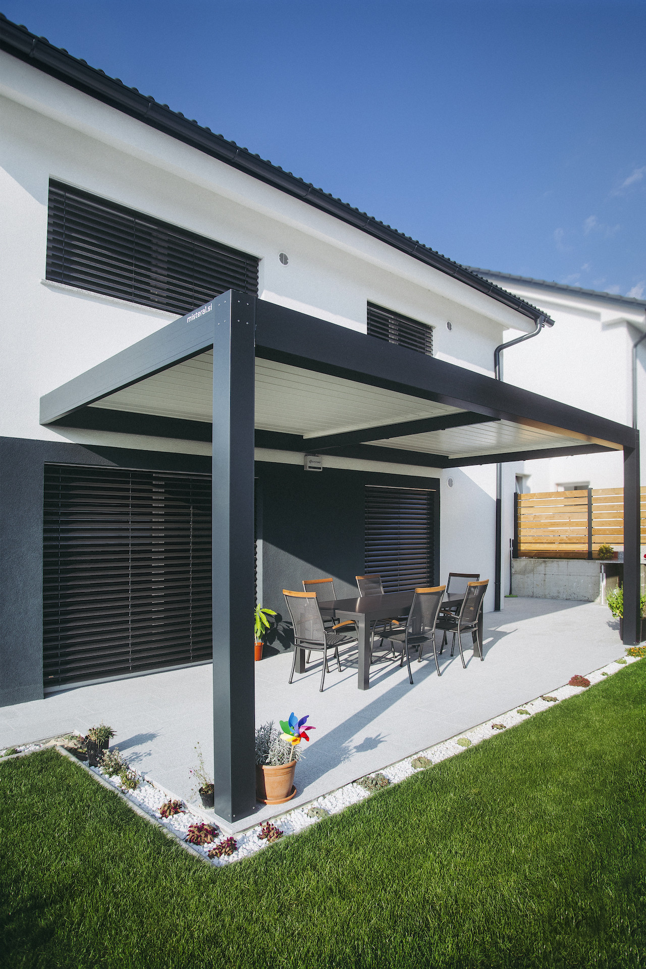 Projekt GK Medvode - Die bioklimatische Pergola Misteral - Terrasse, Brisole, Seitliche ZIP-Rollos