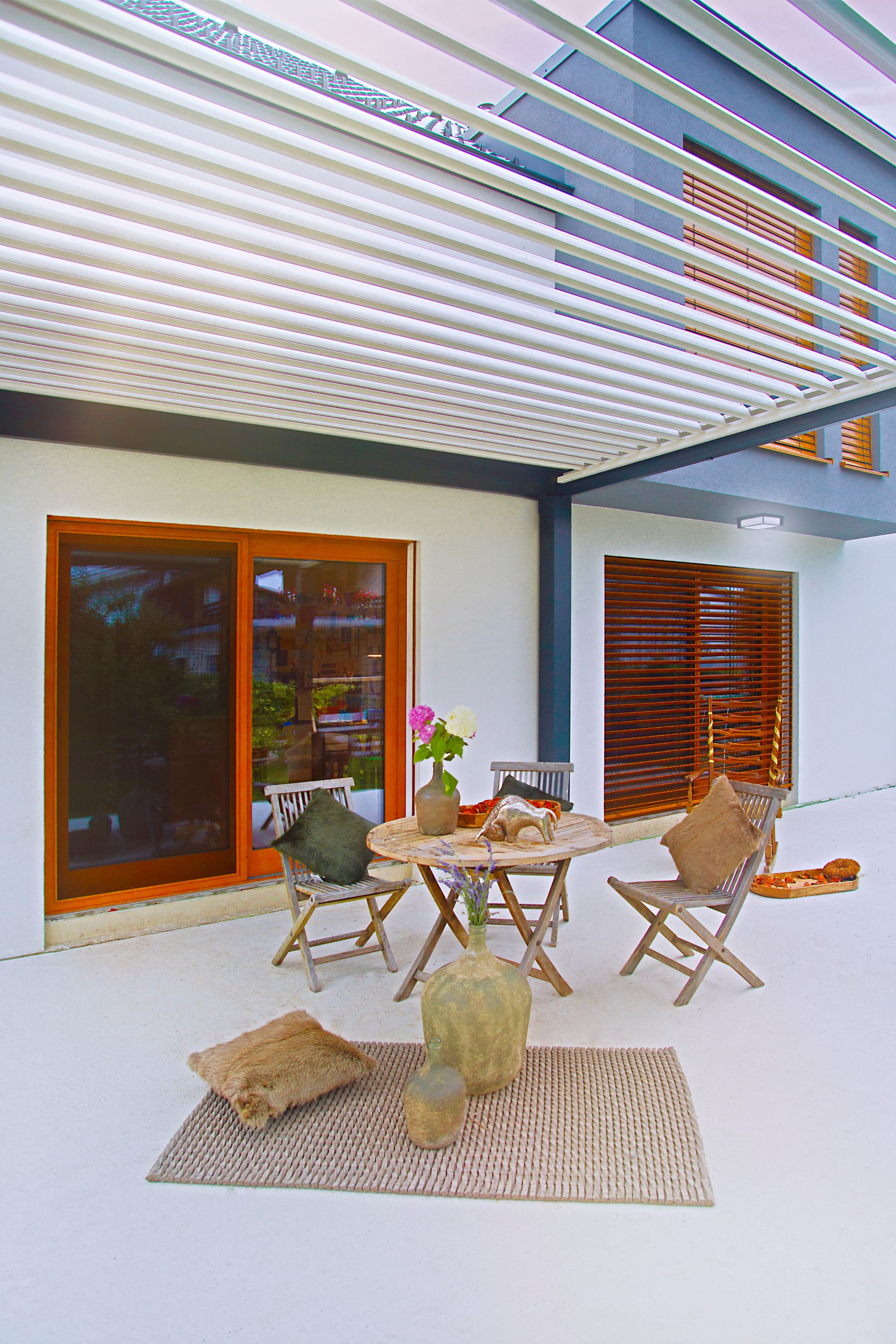 Projekt JG Ljubljana - Die bioklimatische Pergola Misteral - Terrasse, Brisole, Seitliche ZIP-Rollos