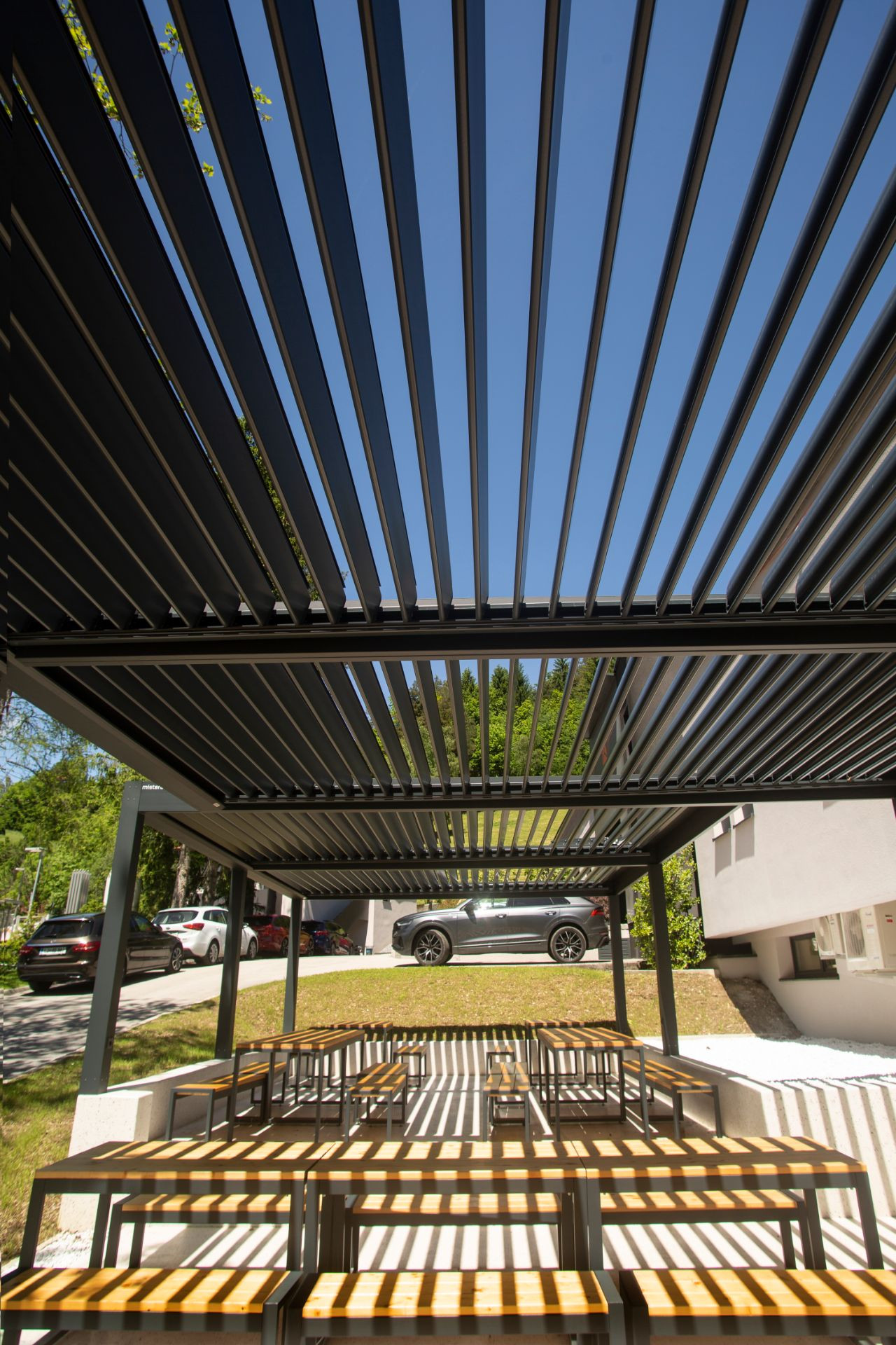 Projekt Dewesoft Slovenia - Trbovlje - Die bioklimatische Pergola Misteral - Terrasse, Brisole, Seitliche ZIP-Rollos