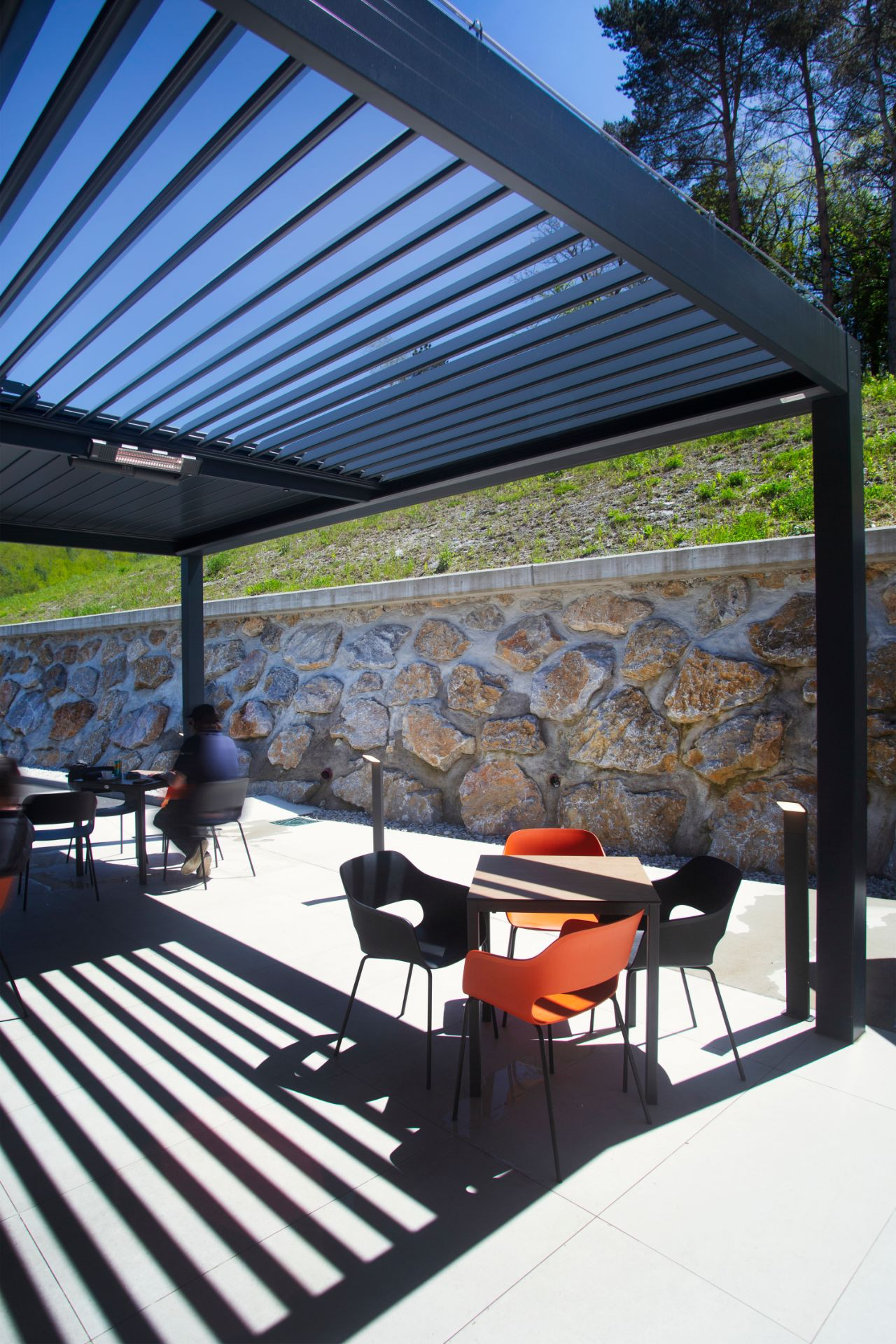 Projekt Lokal 2A - Trbovlje - Die bioklimatische Pergola Misteral - Terrasse, Brisole, Seitliche ZIP-Rollos