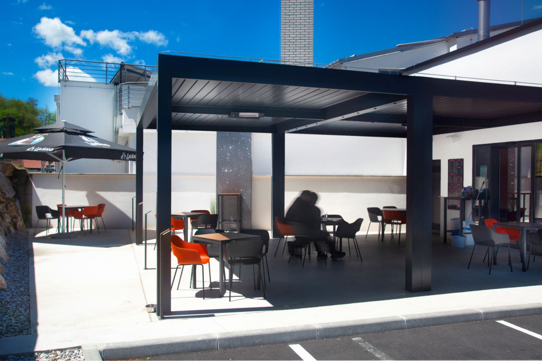 Projekt Lokal 2A - Trbovlje - Die bioklimatische Pergola Misteral - Terrasse, Brisole, Seitliche ZIP-Rollos