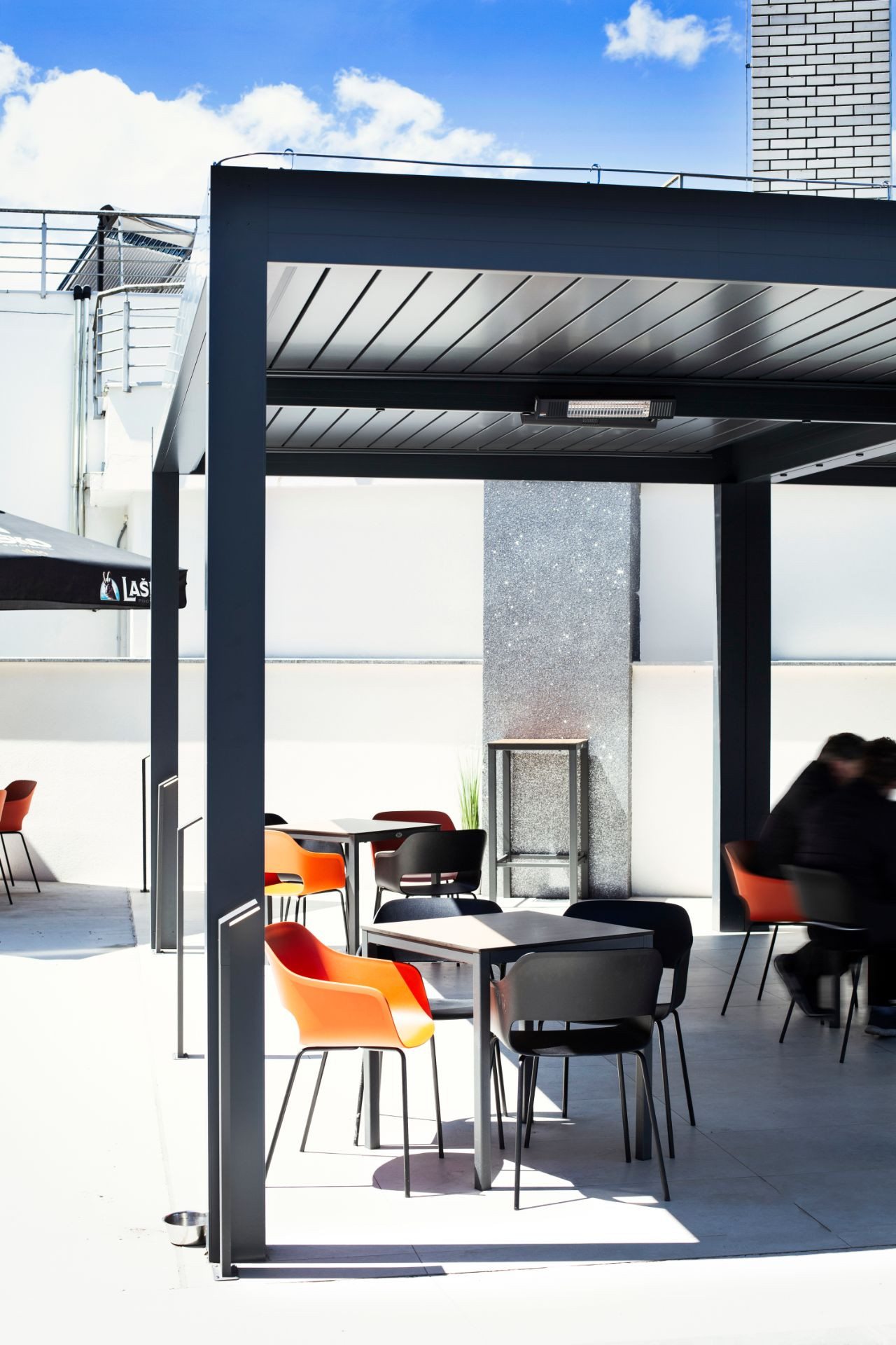 Projekt Lokal 2A - Trbovlje - Die bioklimatische Pergola Misteral - Terrasse, Brisole, Seitliche ZIP-Rollos