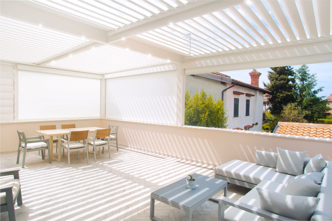 Projekt VK - Koper - Die bioklimatische Pergola Misteral - Terrasse, Brisole, Seitliche ZIP-Rollos