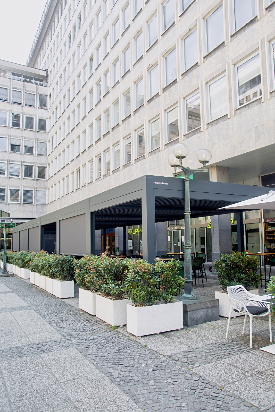 Projekt lamelna pergola Cherry house bar, Ljubljana