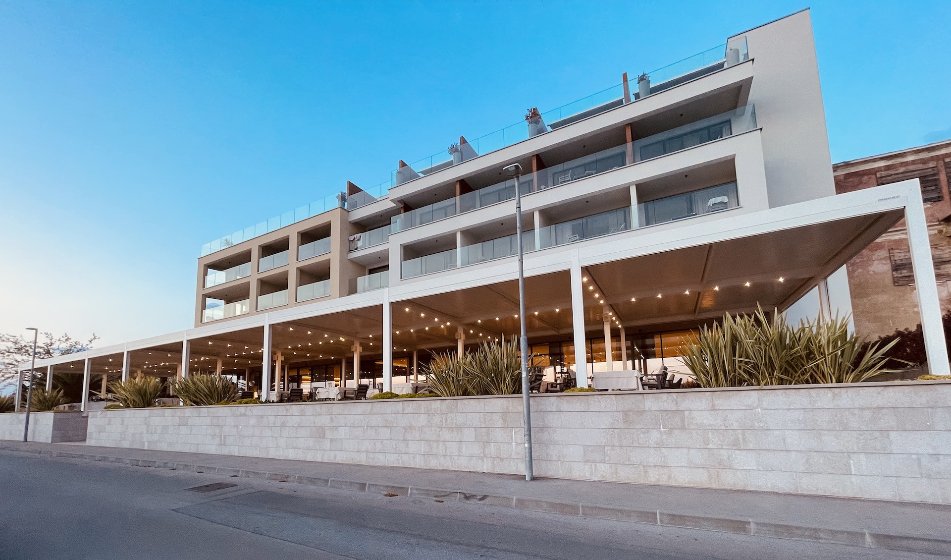 Projekt lamelna pergola Luxury hotel Riva, Slovenija