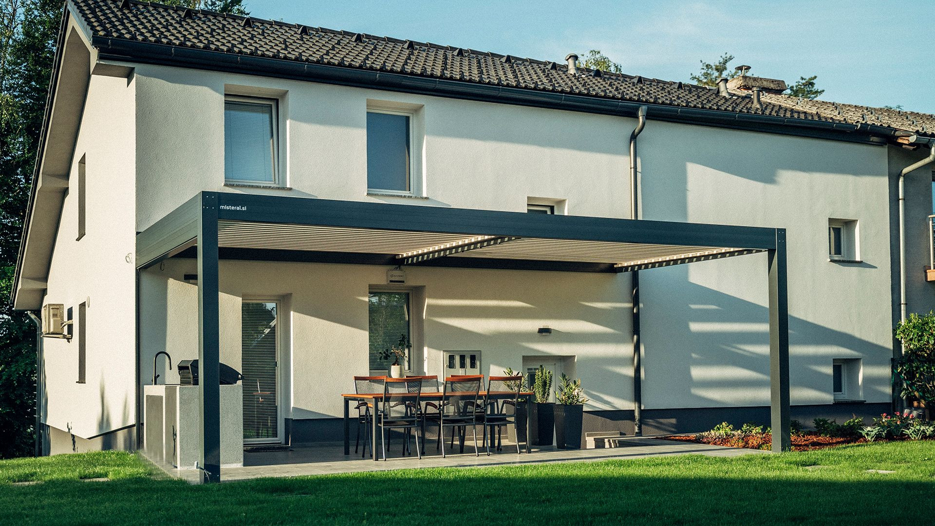 Projekt MK Novo mesto - Die bioklimatische Pergola Misteral - Terrasse, Brisole, Seitliche ZIP-Rollos