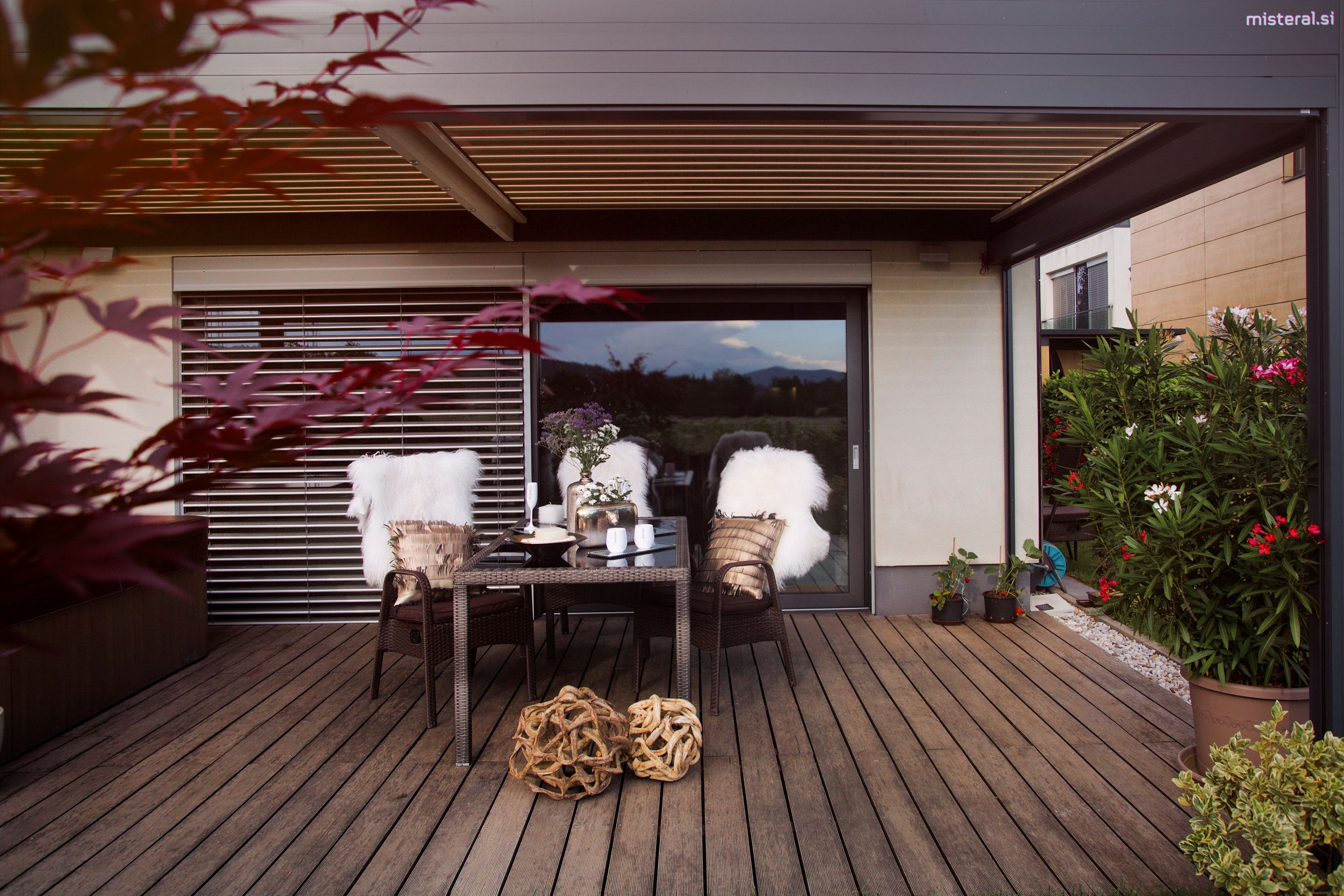 Projekt MN Ljubljana - Die bioklimatische Pergola Misteral - Terrasse, Brisole, Seitliche ZIP-Rollos