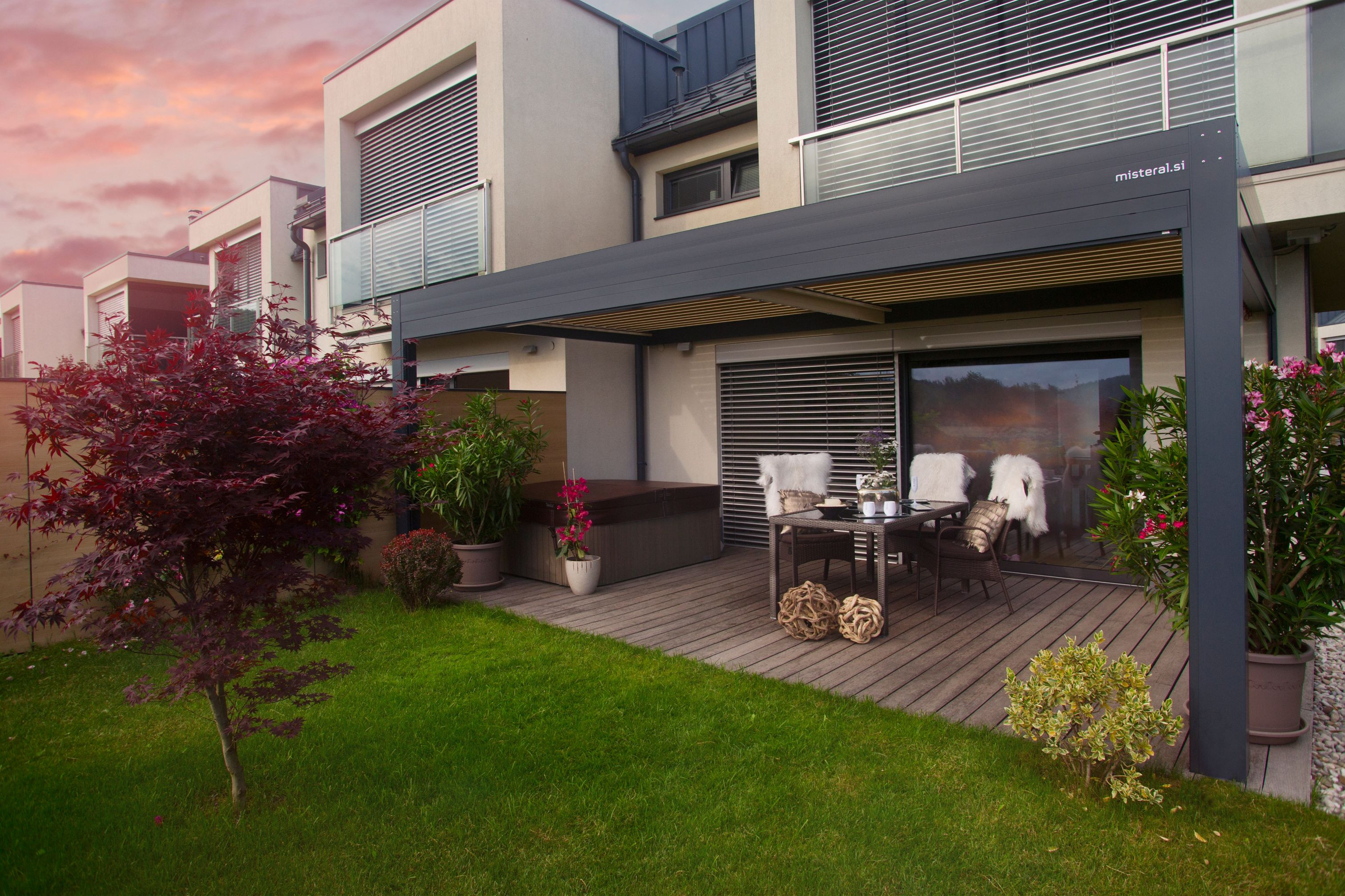 Projekt MN Ljubljana - Die bioklimatische Pergola Misteral - Terrasse, Brisole, Seitliche ZIP-Rollos