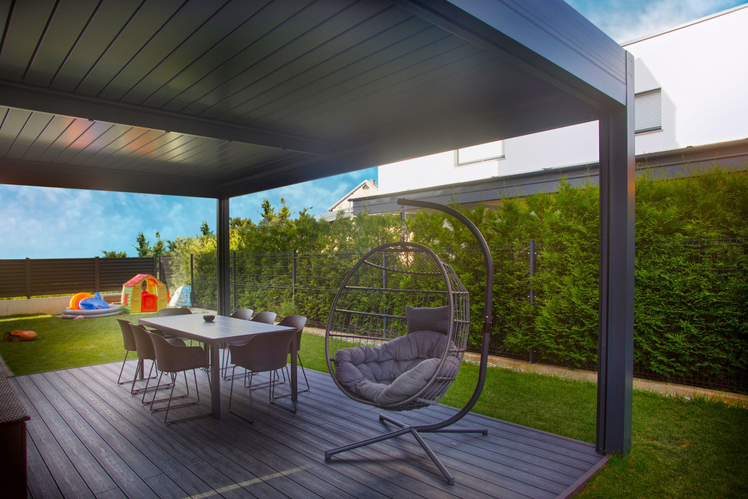 Projekt MR Maribor - Die bioklimatische Pergola Misteral - Terrasse, Brisole, Seitliche ZIP-Rollos