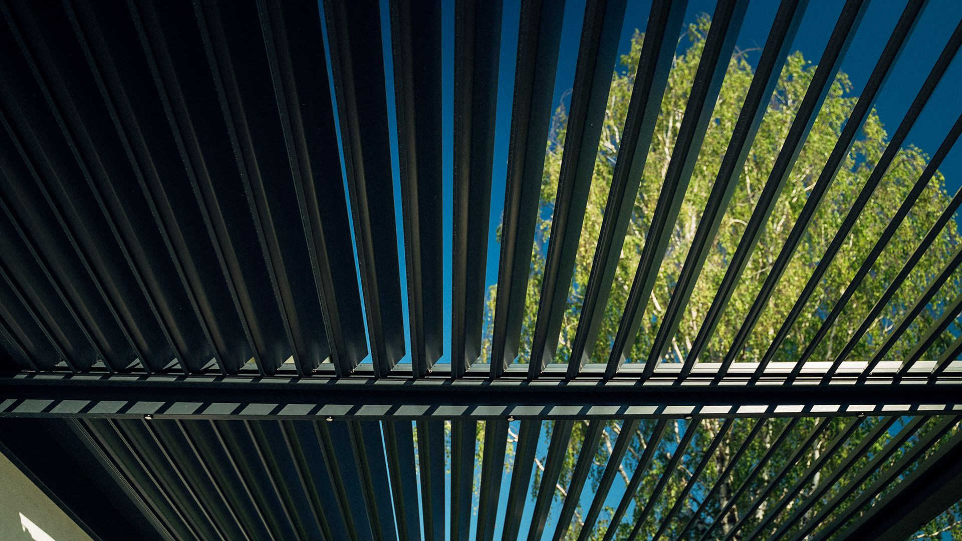 Projekt PČ Krško - Die bioklimatische Pergola Misteral - Terrasse, Brisole, Seitliche ZIP-Rollos