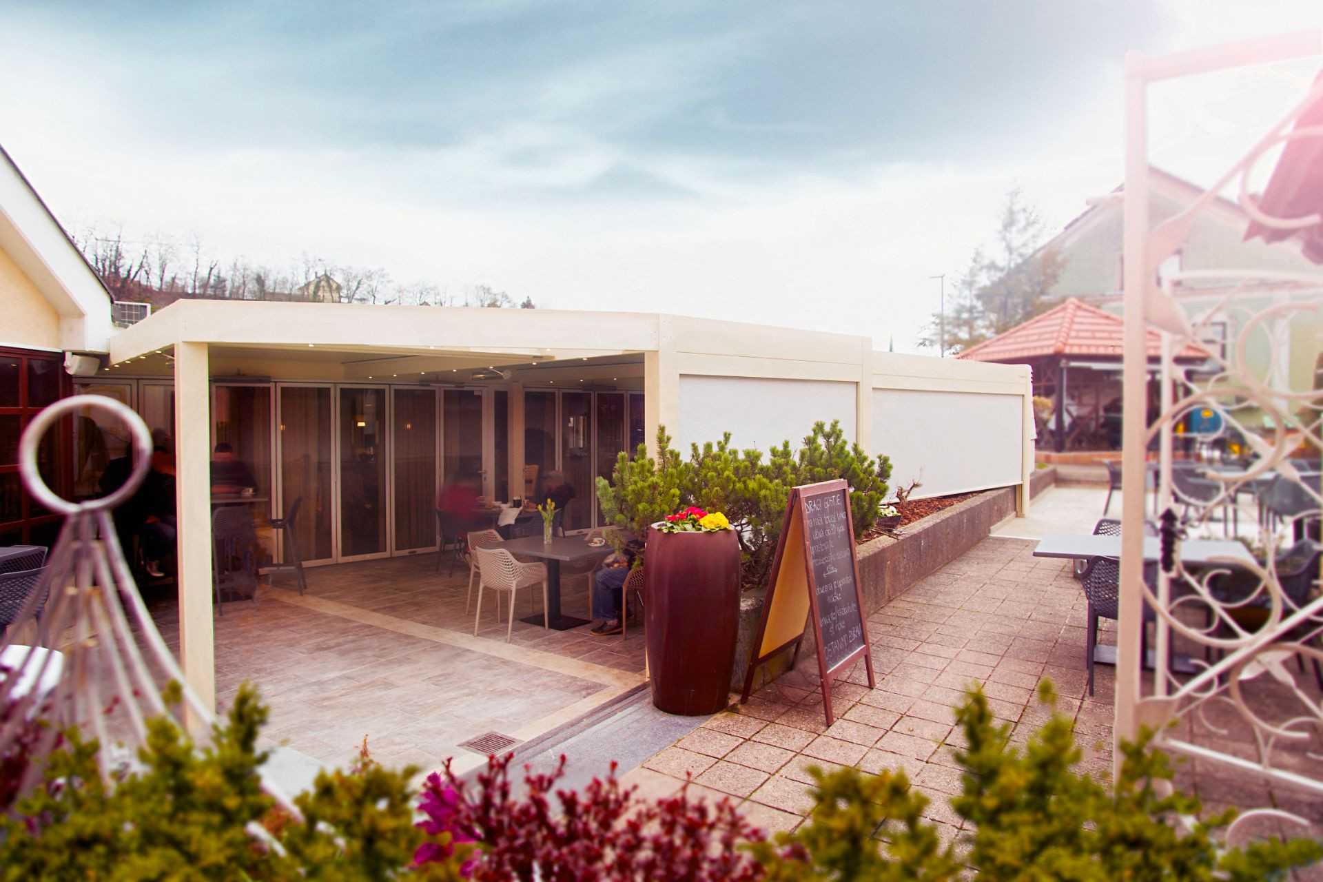 Projekt restavracija Apolon Krško - Die bioklimatische Pergola Misteral - Terrasse, Brisole, Seitliche ZIP-Rollos
