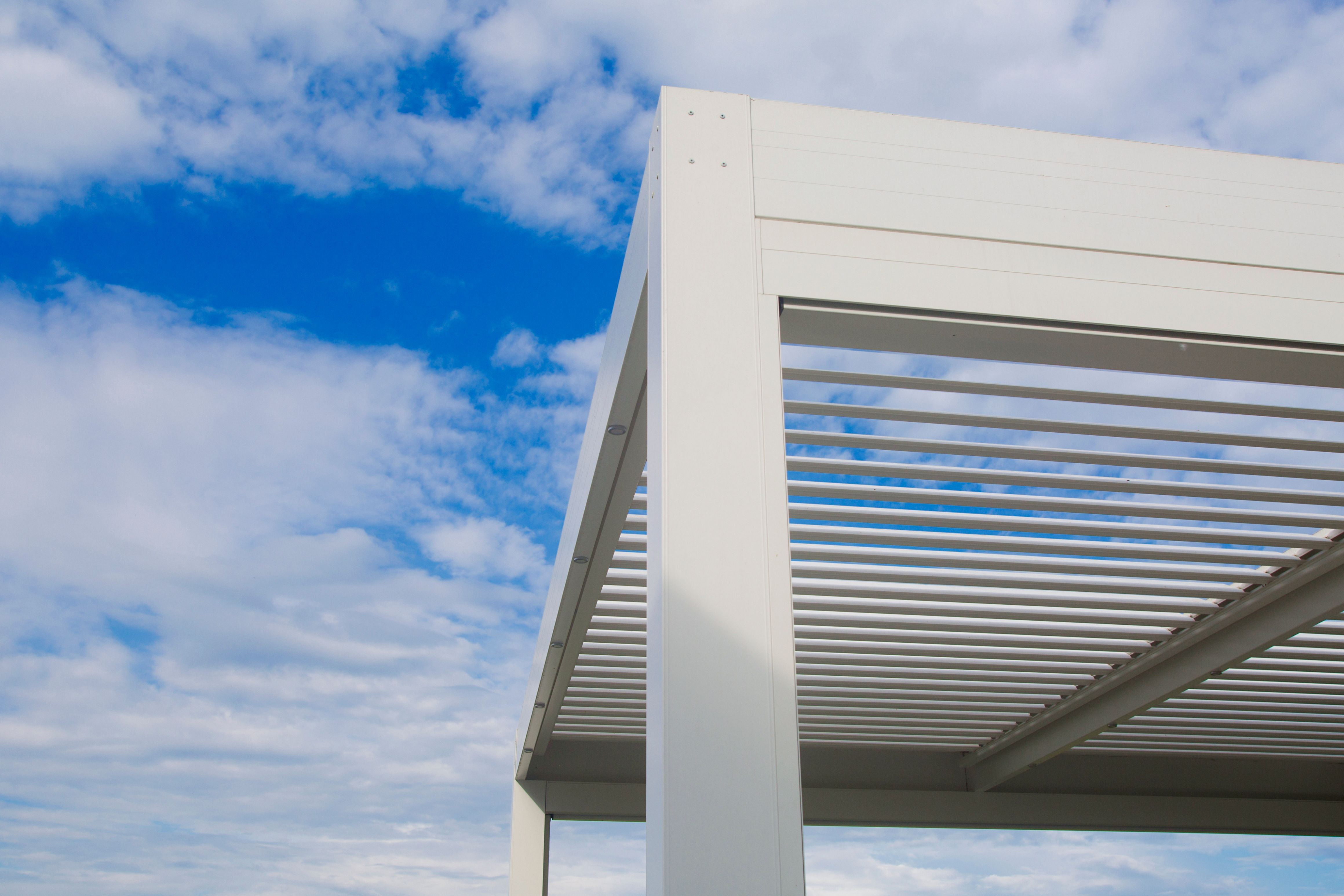 Projekt VP Ljubljana - Die bioklimatische Pergola Misteral - Terrasse, Brisole, Seitliche ZIP-Rollos
