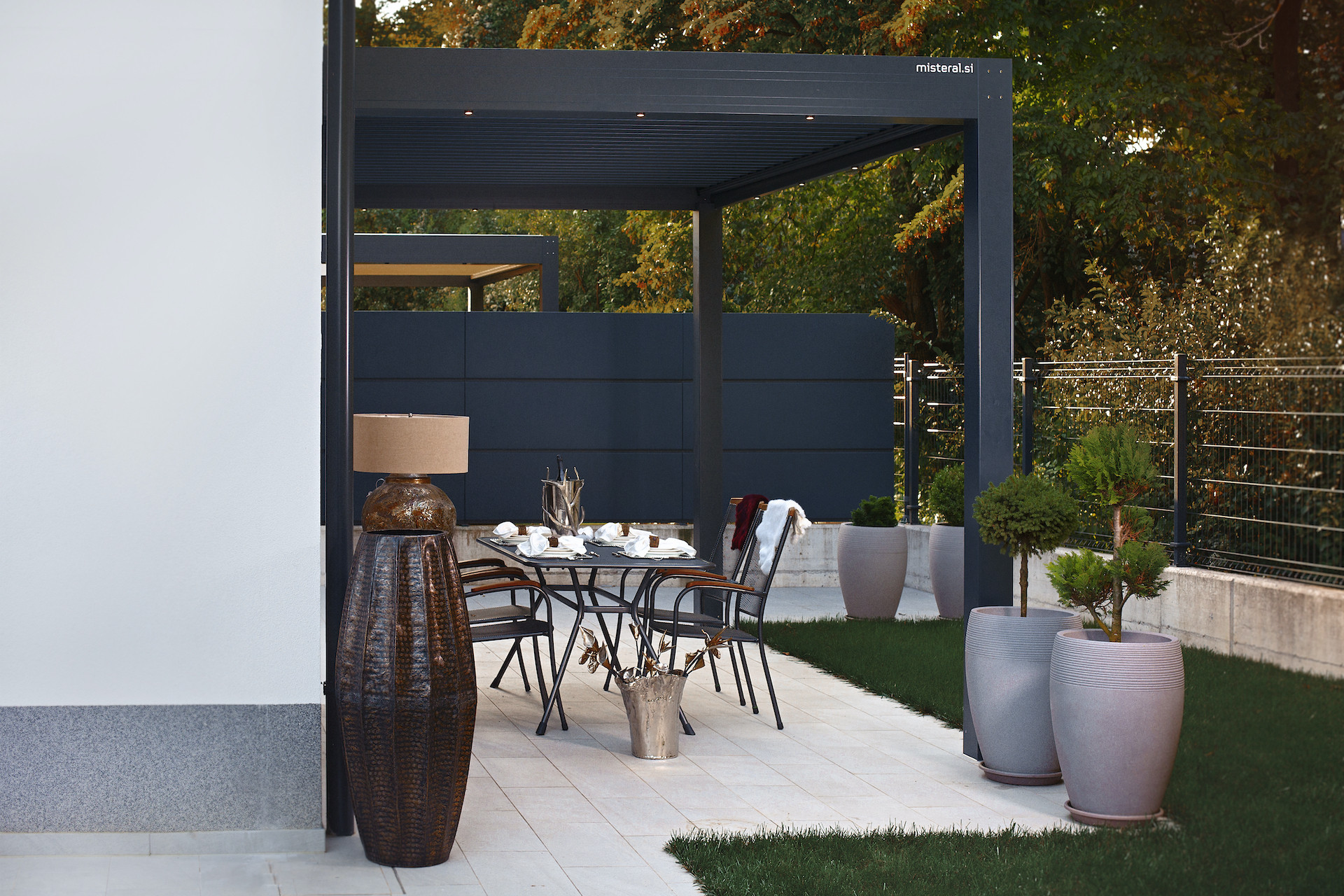 Projekt VŠ Ljubljana - Die bioklimatische Pergola Misteral - Terrasse, Brisole, Seitliche ZIP-Rollos