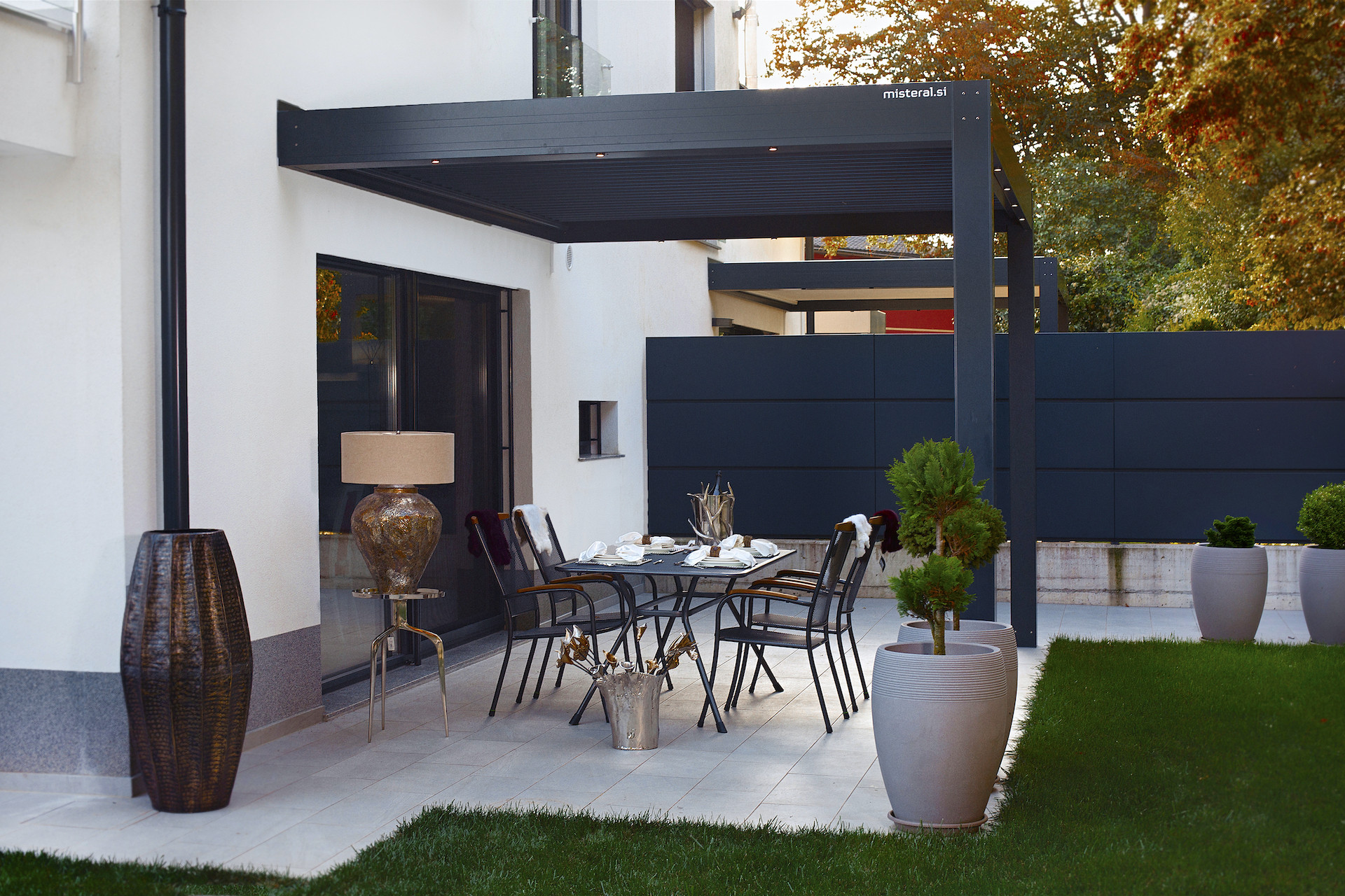 Projekt VŠ Ljubljana - Die bioklimatische Pergola Misteral - Terrasse, Brisole, Seitliche ZIP-Rollos