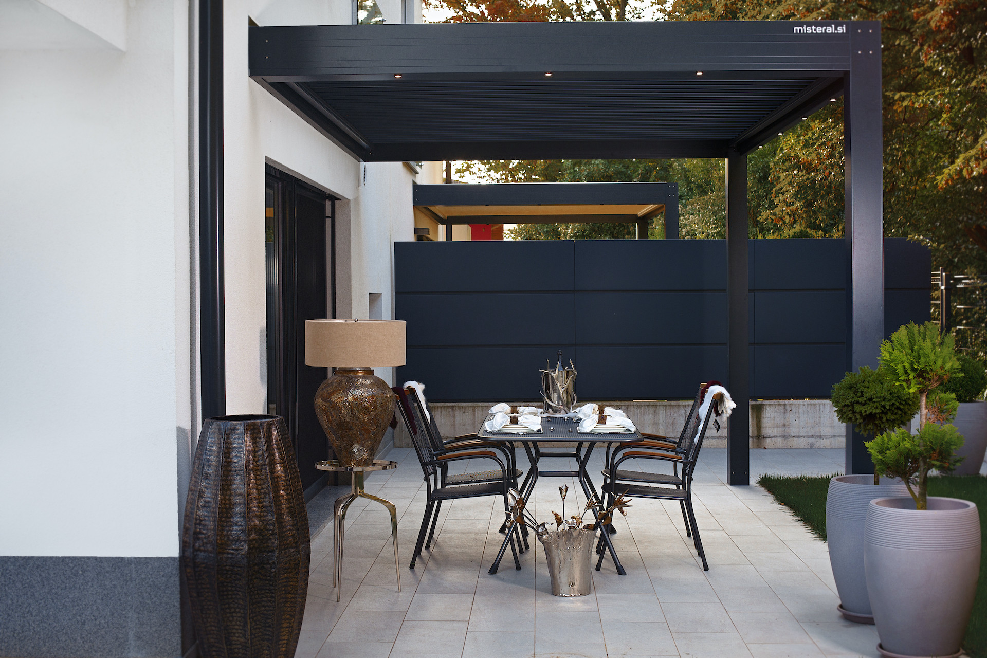 Projekt VŠ Ljubljana - Die bioklimatische Pergola Misteral - Terrasse, Brisole, Seitliche ZIP-Rollos