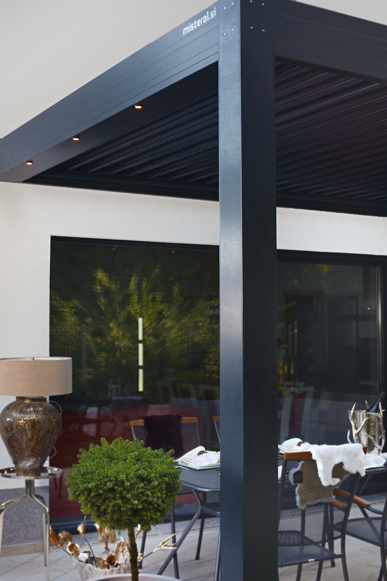 Projekt VŠ Ljubljana - Die bioklimatische Pergola Misteral - Terrasse, Brisole, Seitliche ZIP-Rollos