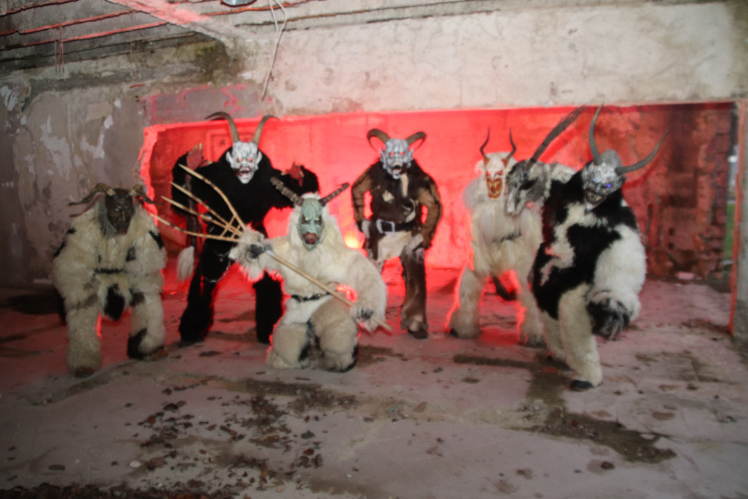 Kapelski krampusi rožljajo