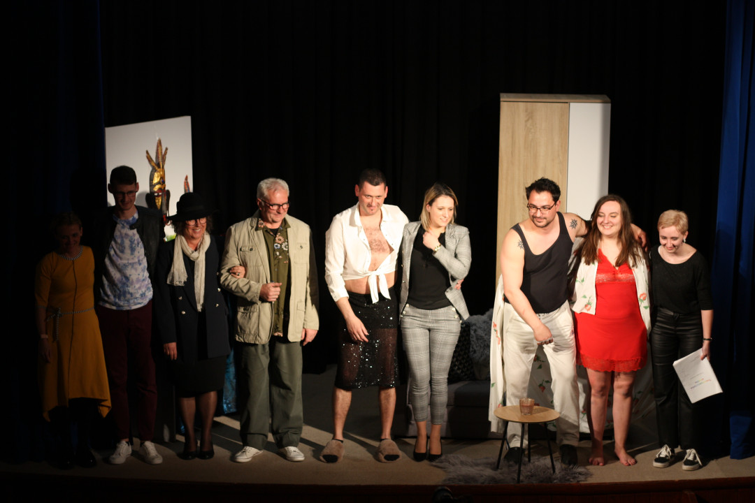 Komedija »Brat od svoje sestre« napolnila dvorano in poskrbela za obilo smeha