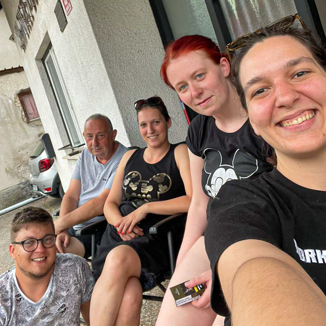 Sajenje rož pri Zvezi borcev Slovenska vas