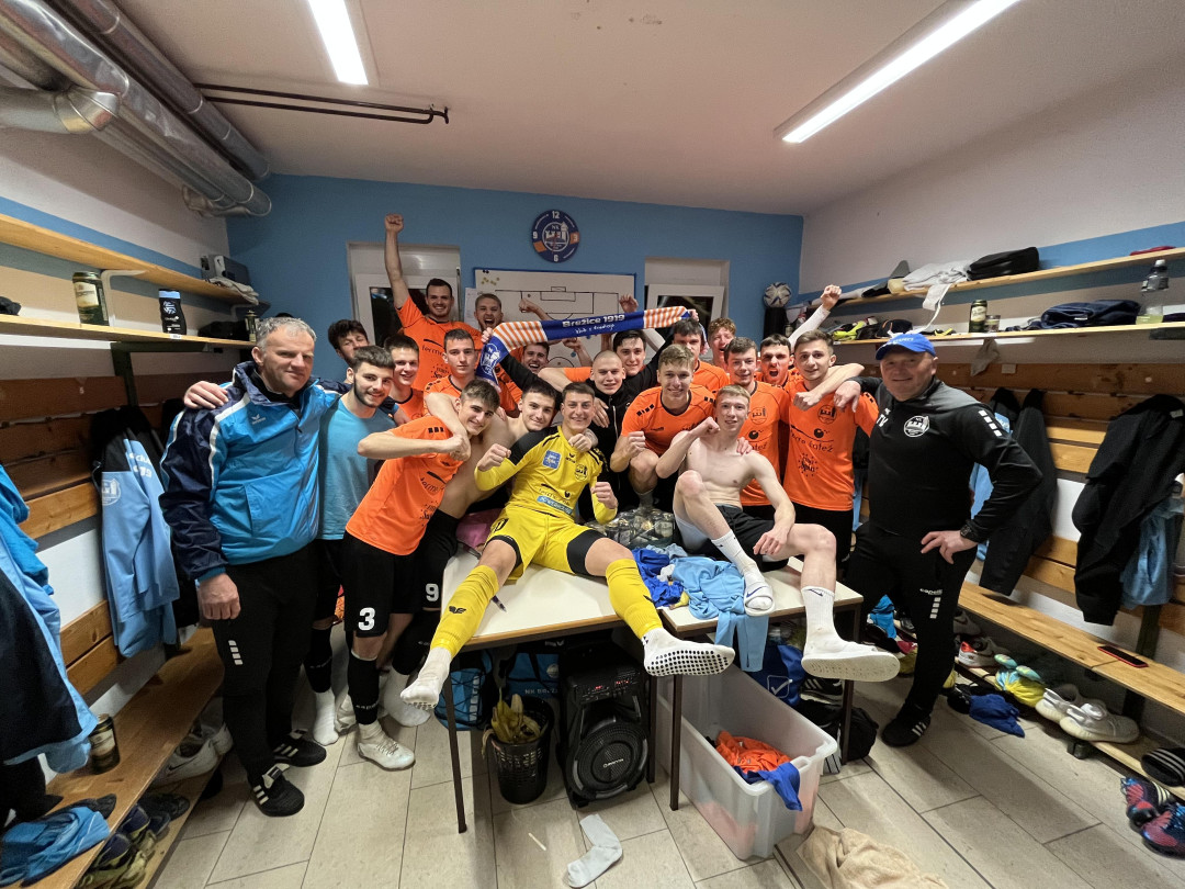 Člani po treh prevzemih vodstva slavili doma