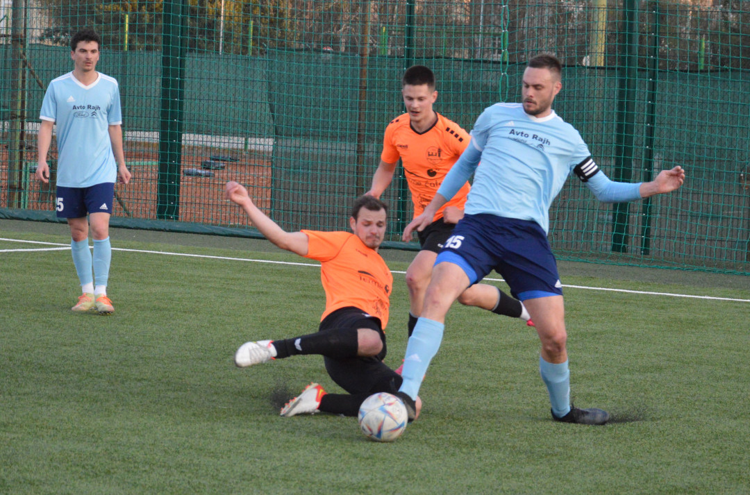 Člani ta vikend doma z Dobrovčani.