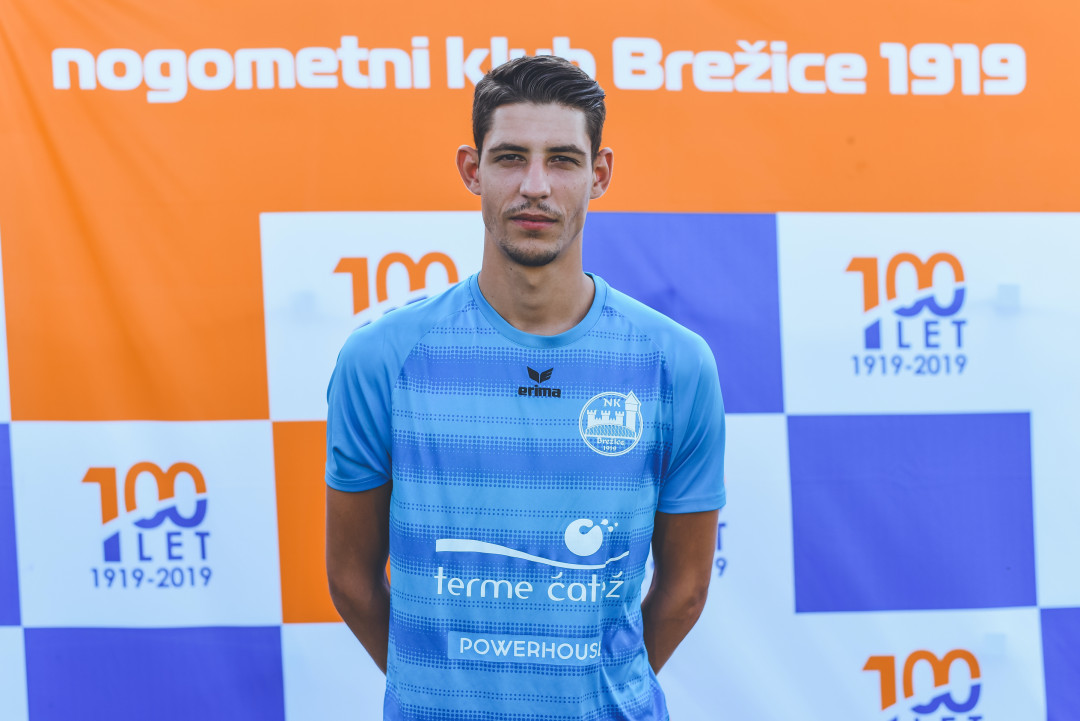 Naš napadalec Ester Sokler