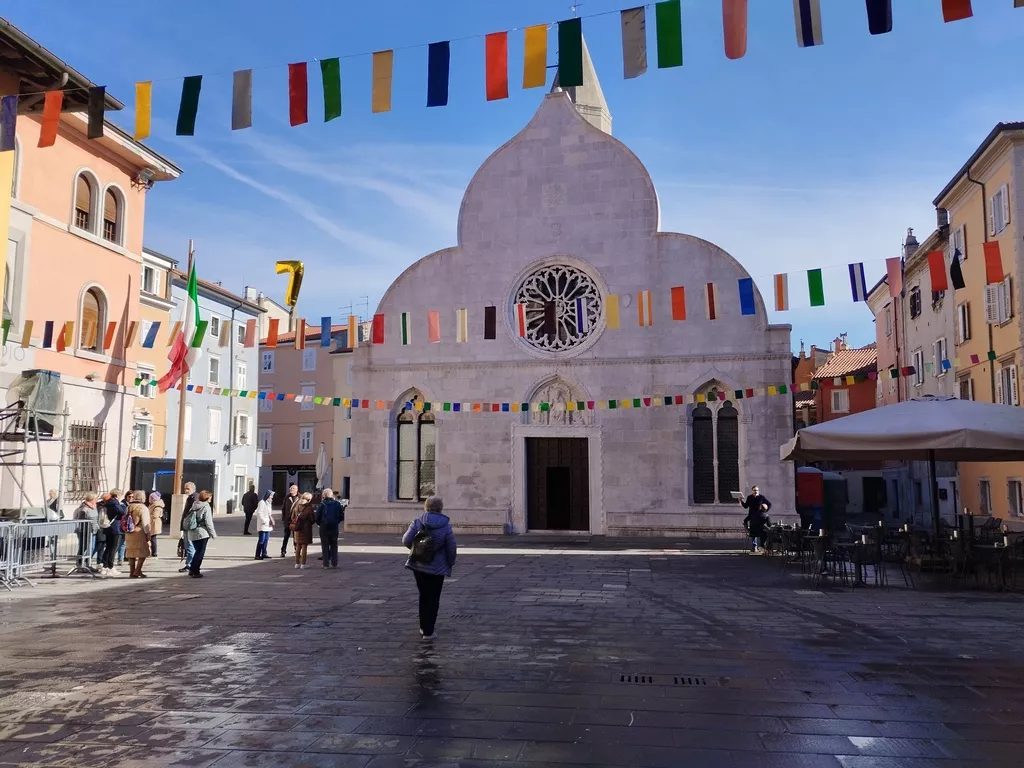 Korake so nabirale po Miljah