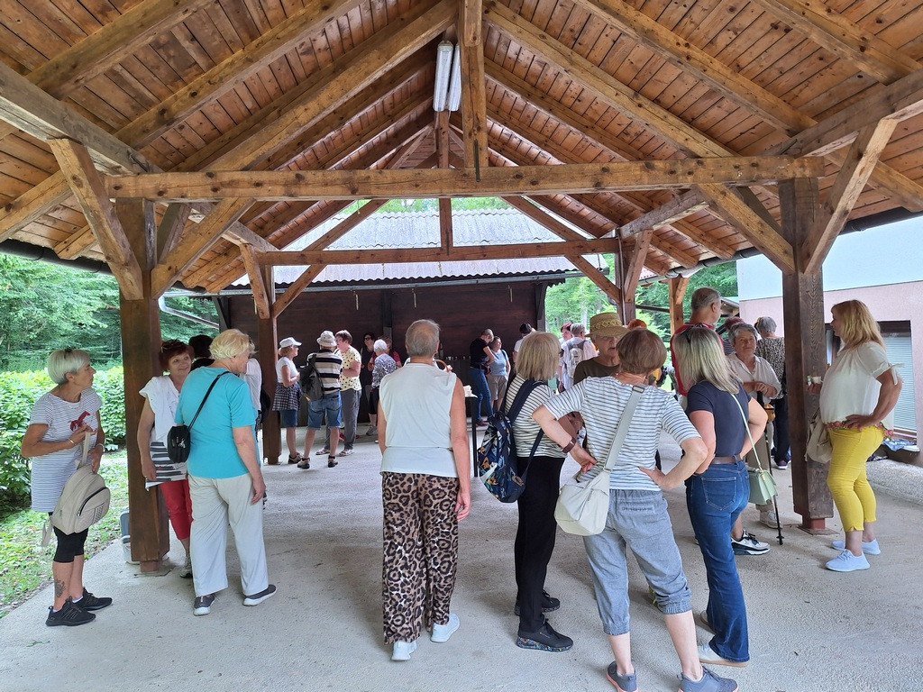 Ni bilo vroče, a streha je vseeno godila.