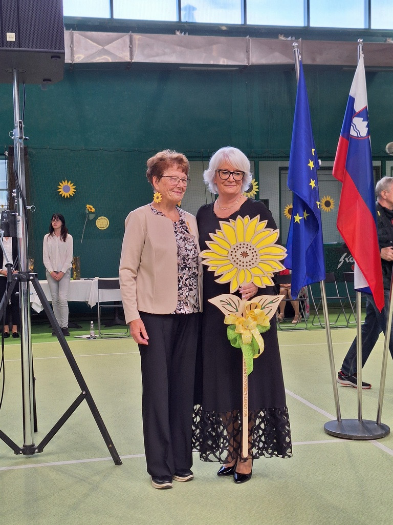 Predaja simbola osteoporotikov  organizatorki svetovnega dneva 2026, to bo v Velenju.