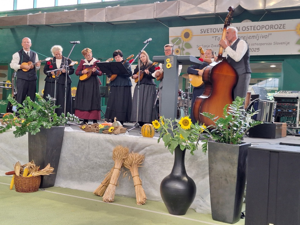 Tamburaška skupina Peter Dajnko iz Črešnjevcev