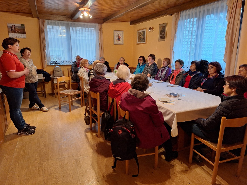 Tudi ob prigrizku je tekel pogovor.