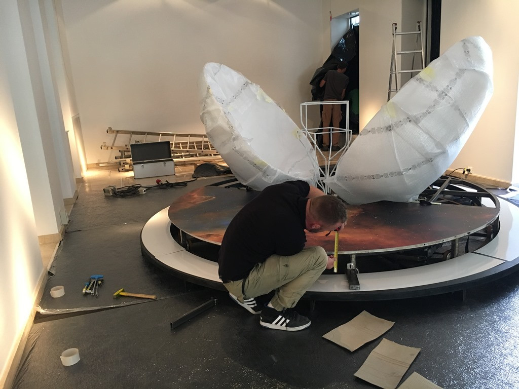 Gledališki objekti - Razpoka v kozmičnem jajcu