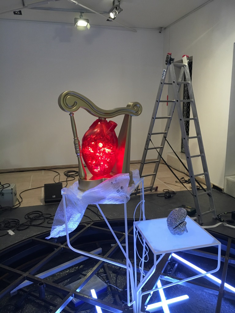 Gledališki objekti - Razpoka v kozmičnem jajcu