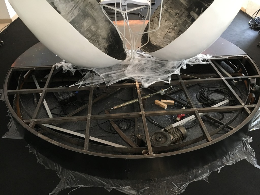 Gledališki objekti - Razpoka v kozmičnem jajcu