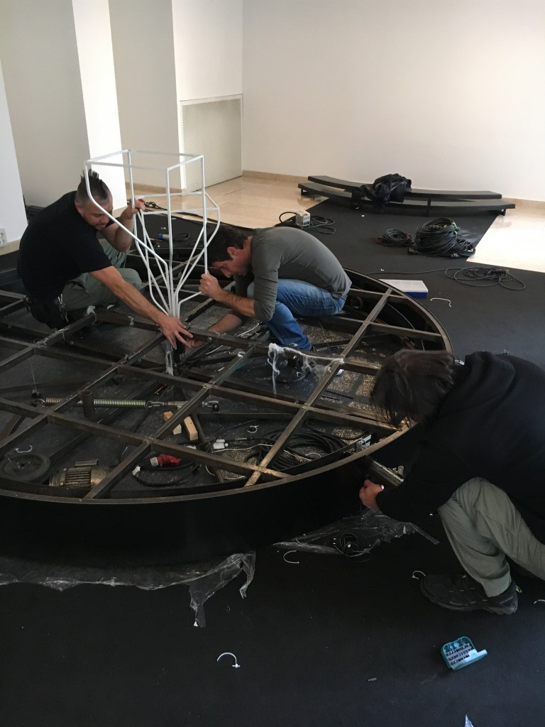 Gledališki objekti - Razpoka v kozmičnem jajcu