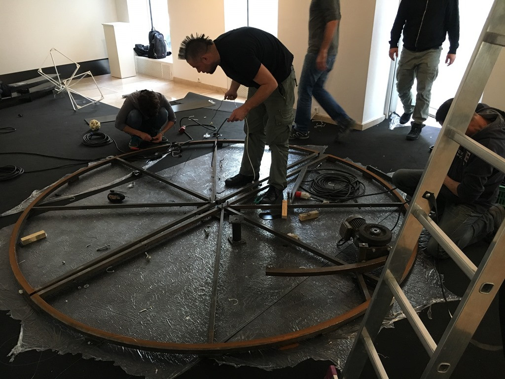 Gledališki objekti - Razpoka v kozmičnem jajcu