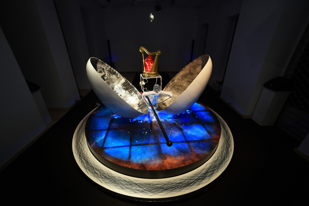 Theatrical Object - A crack in a cosmic egg