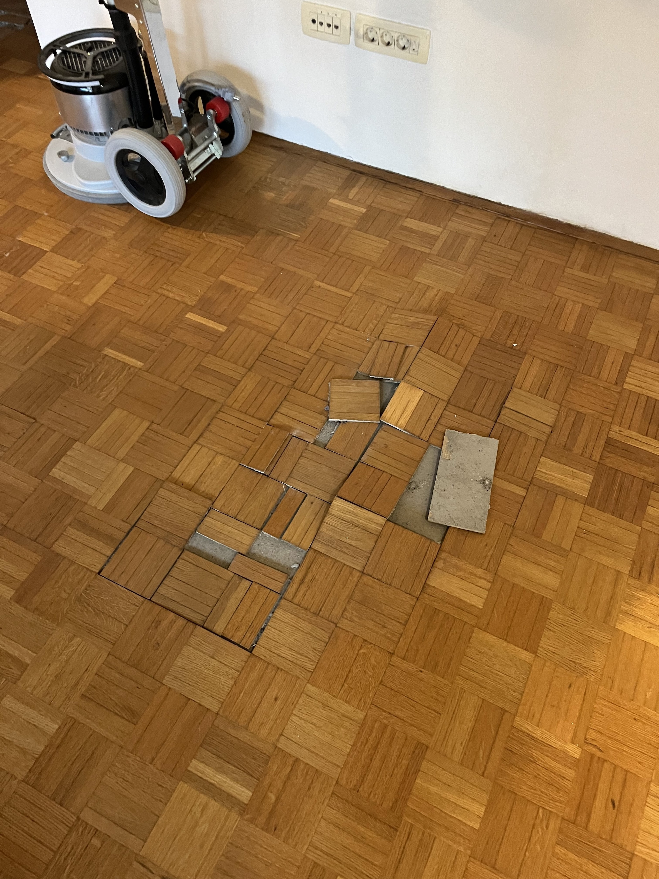 Delna zamenjava in obnova lamelnega parketa UL