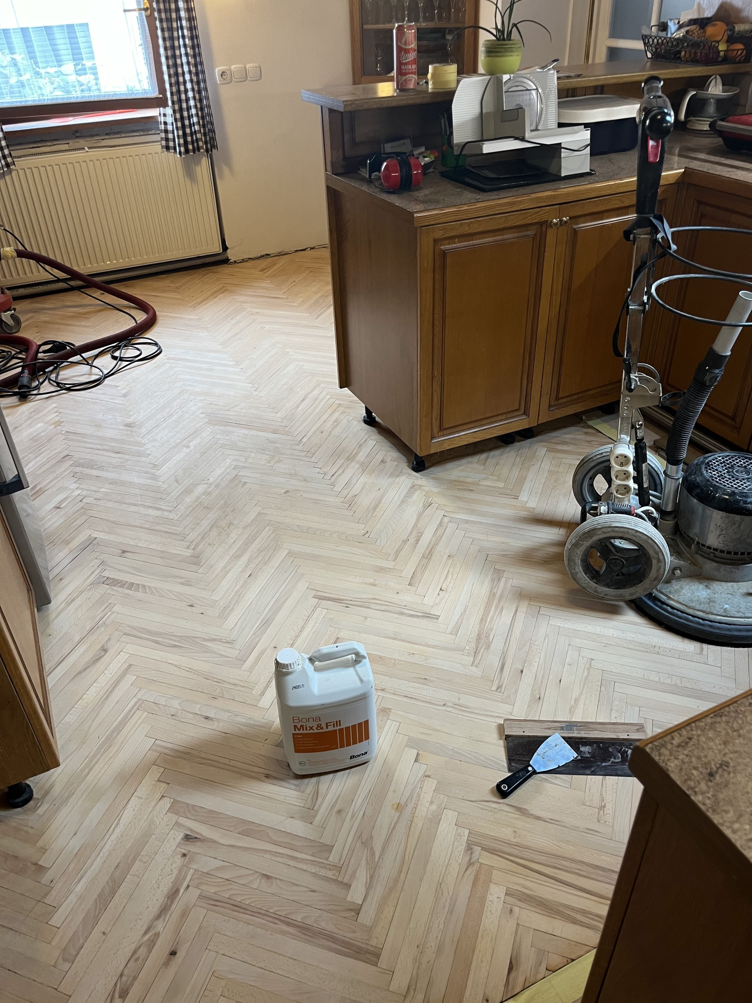 Obnova jesenovega parketa v kuhinji LB