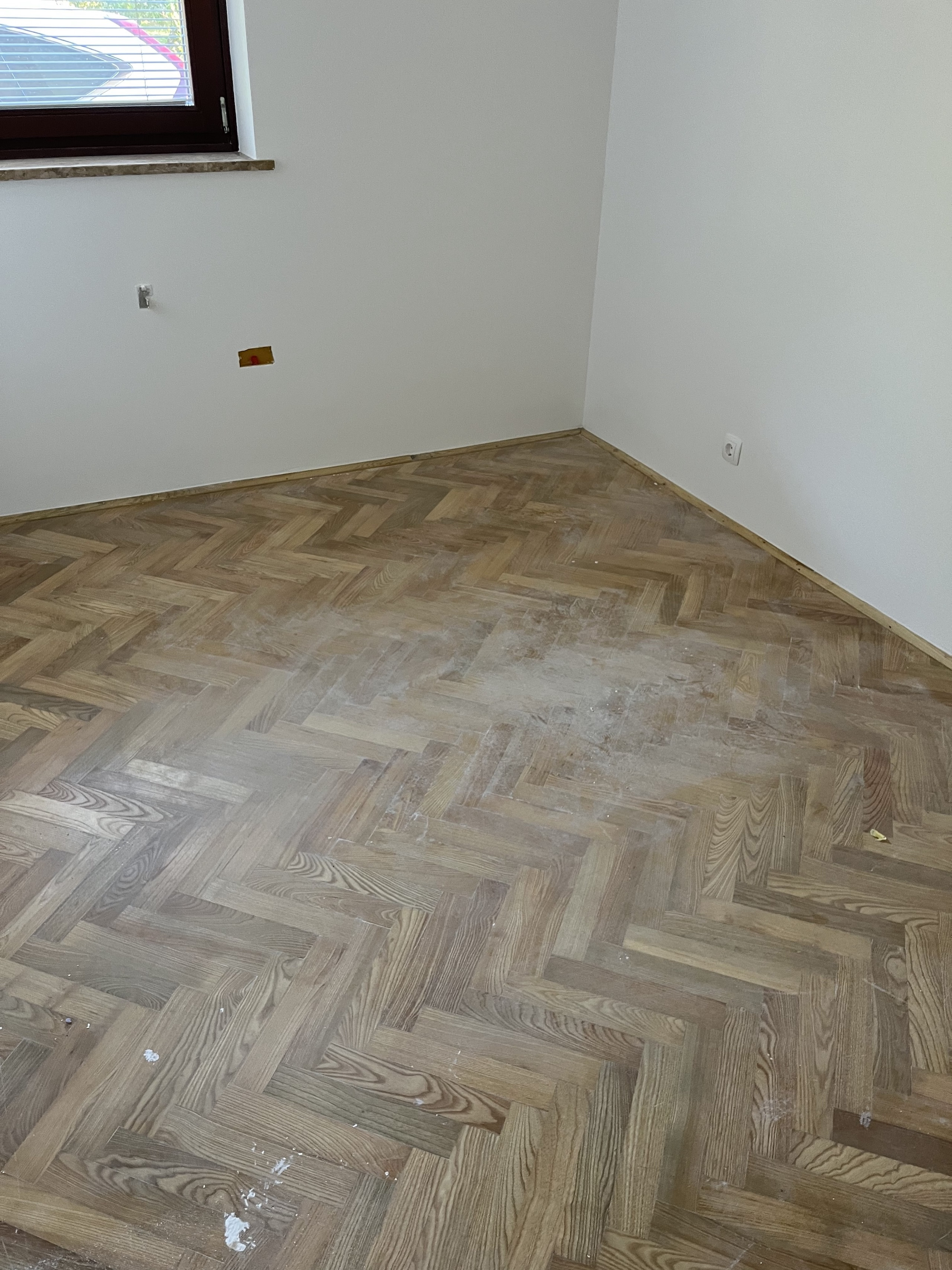 Obnovo jesenovega parketa in stopnic SS