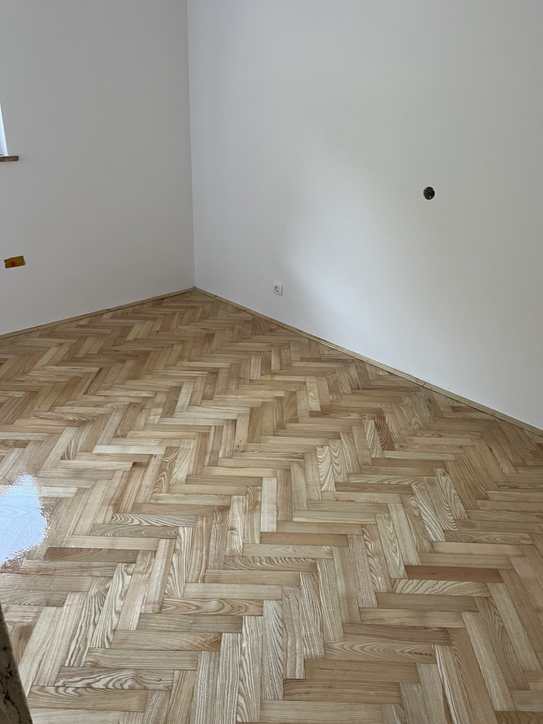 Obnovo jesenovega parketa in stopnic SS