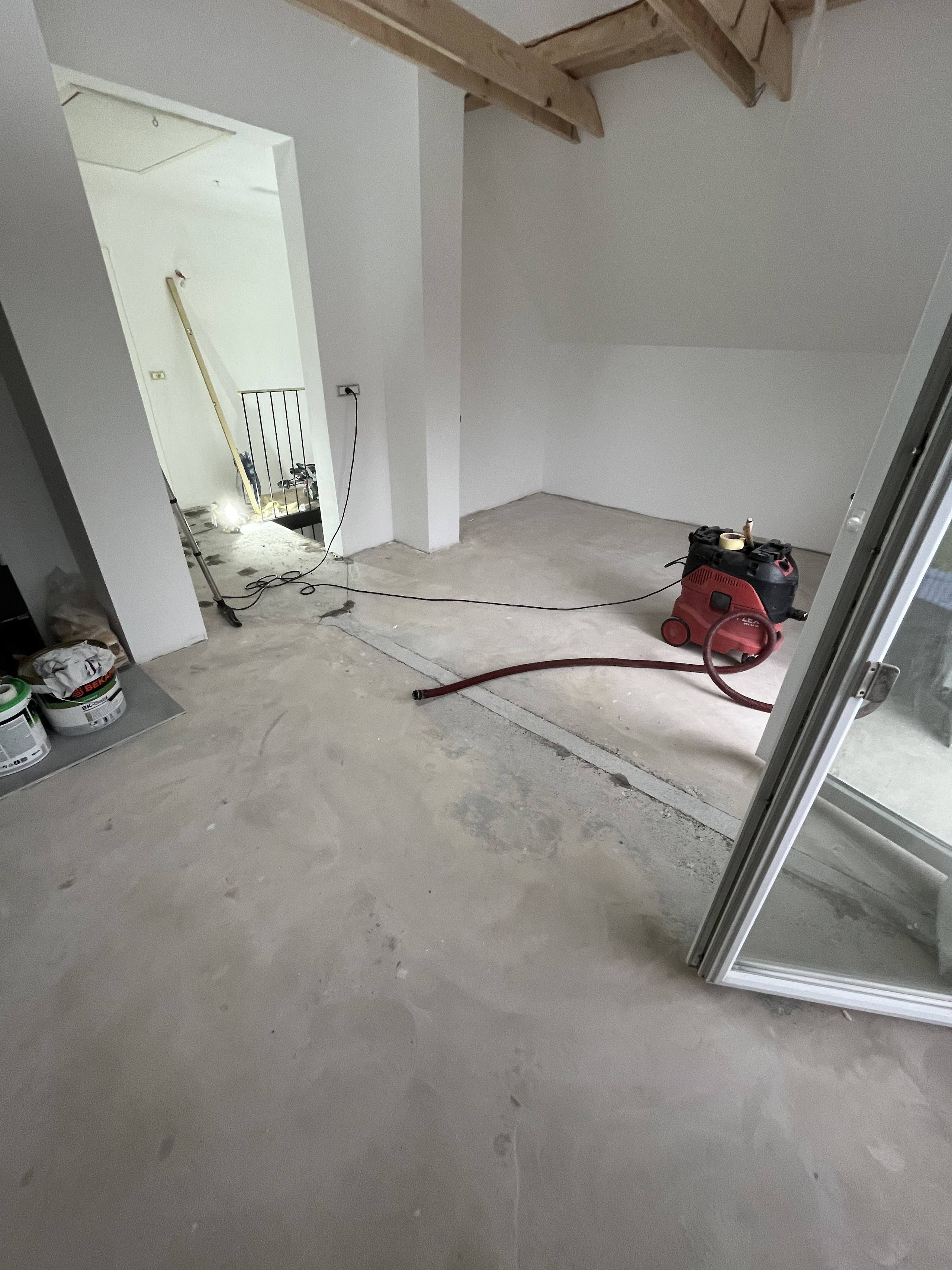 Polaganje gotovega parketa in vgradnja stopnic TL