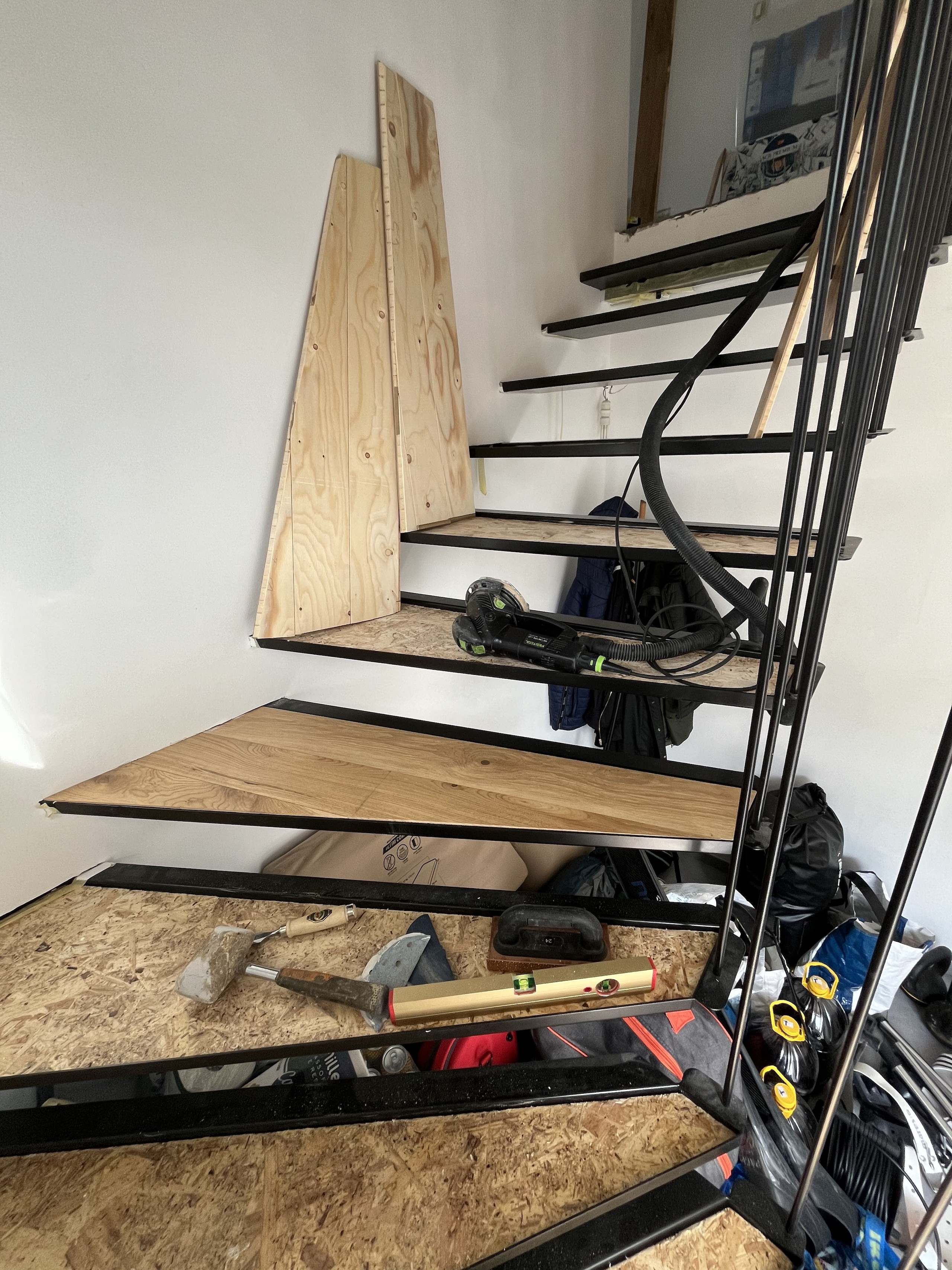 Polaganje gotovega parketa in vgradnja stopnic TL