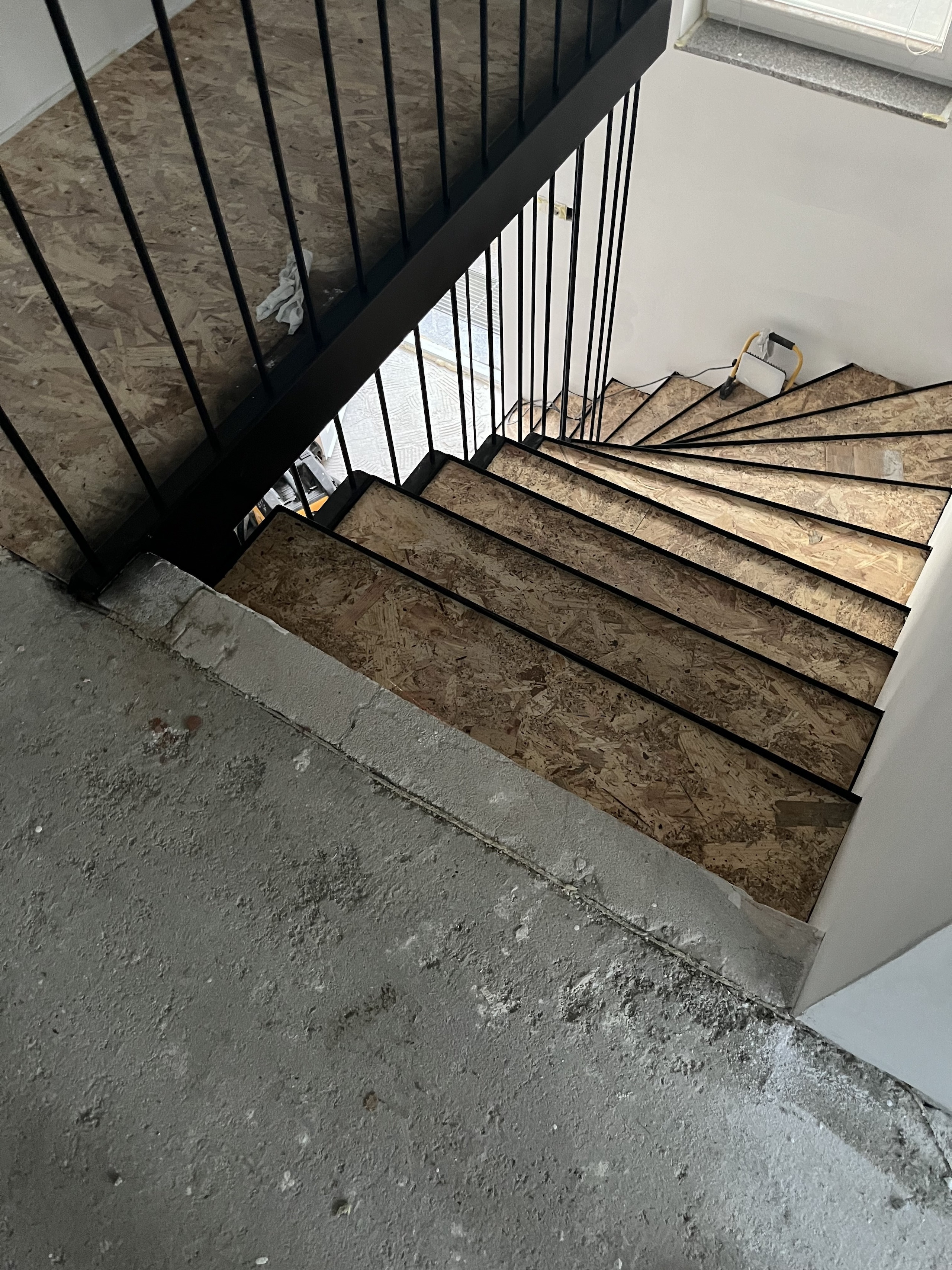 Polaganje gotovega parketa in vgradnja stopnic TL