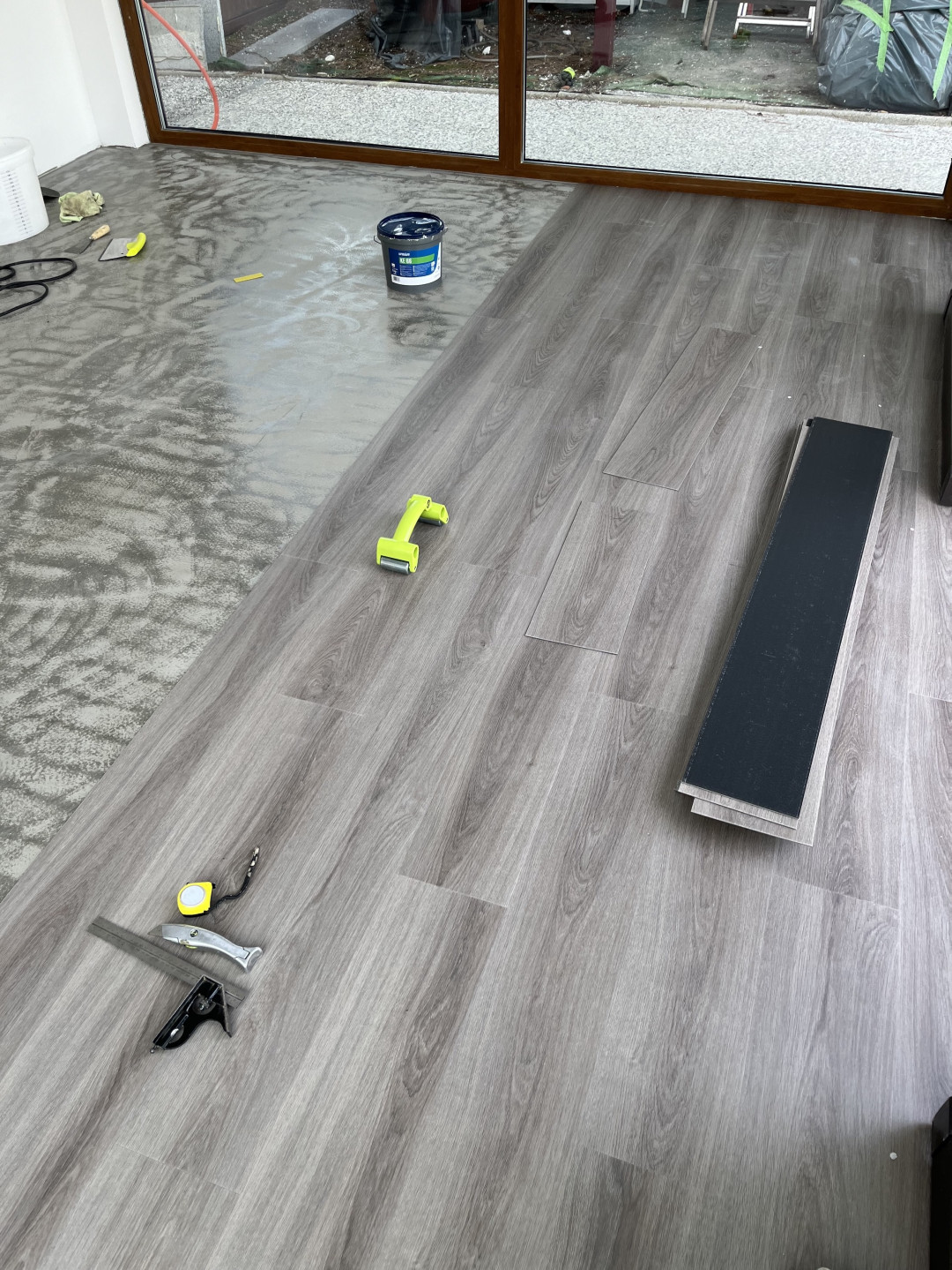 Polaganje lepljenga vinila JL