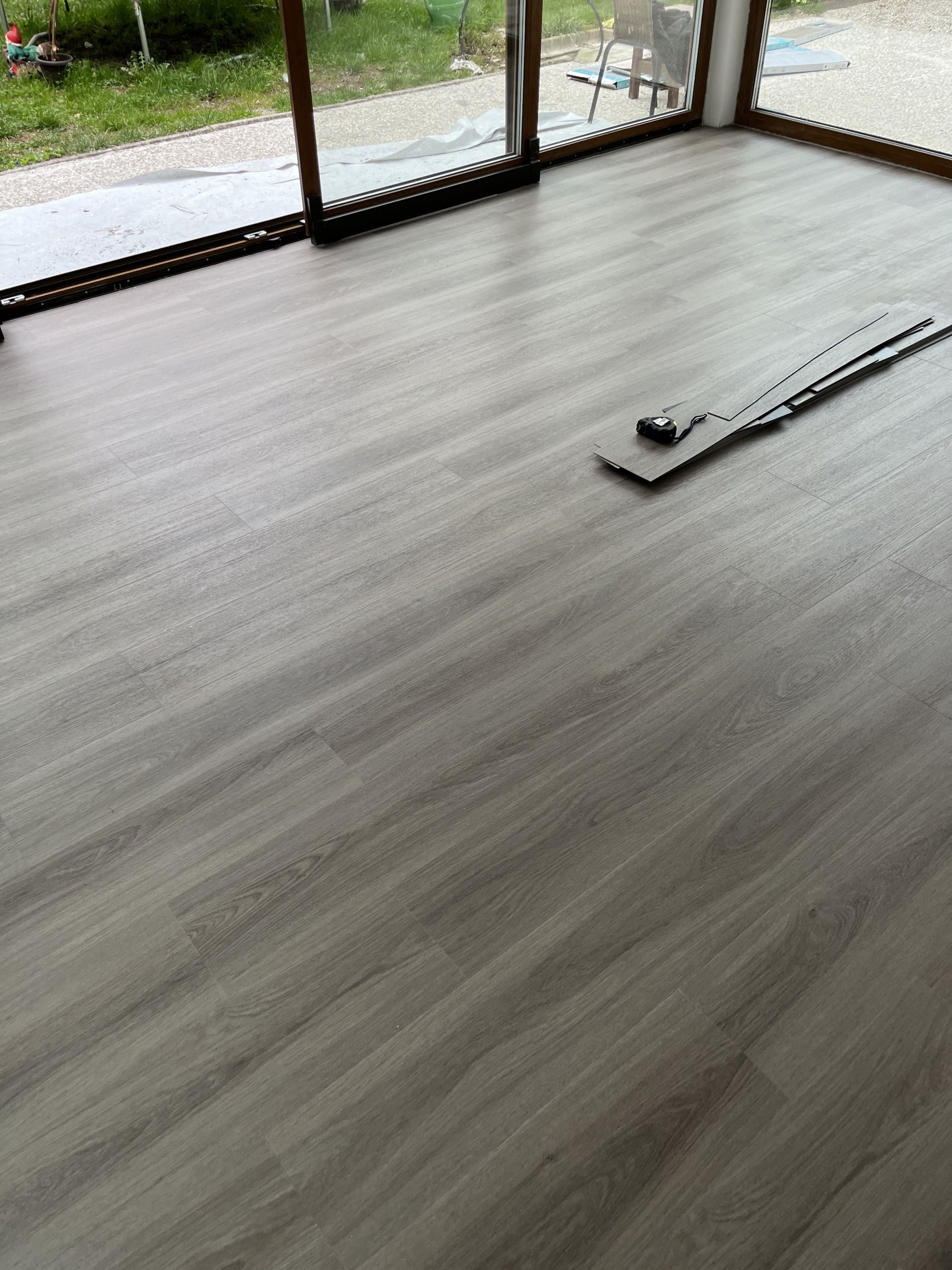 Polaganje lepljenga vinila JL