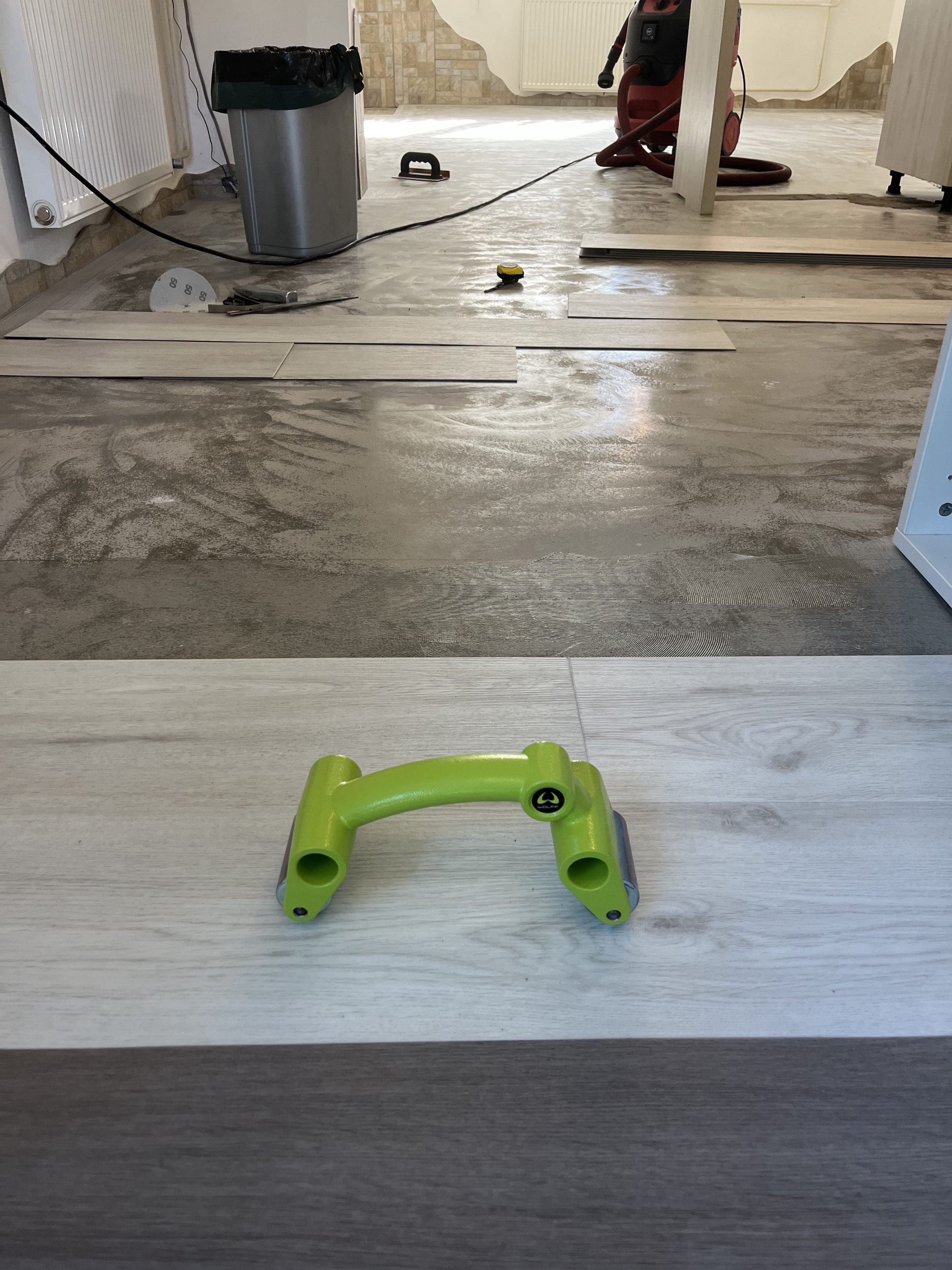 Polaganje lepljenga vinila JL