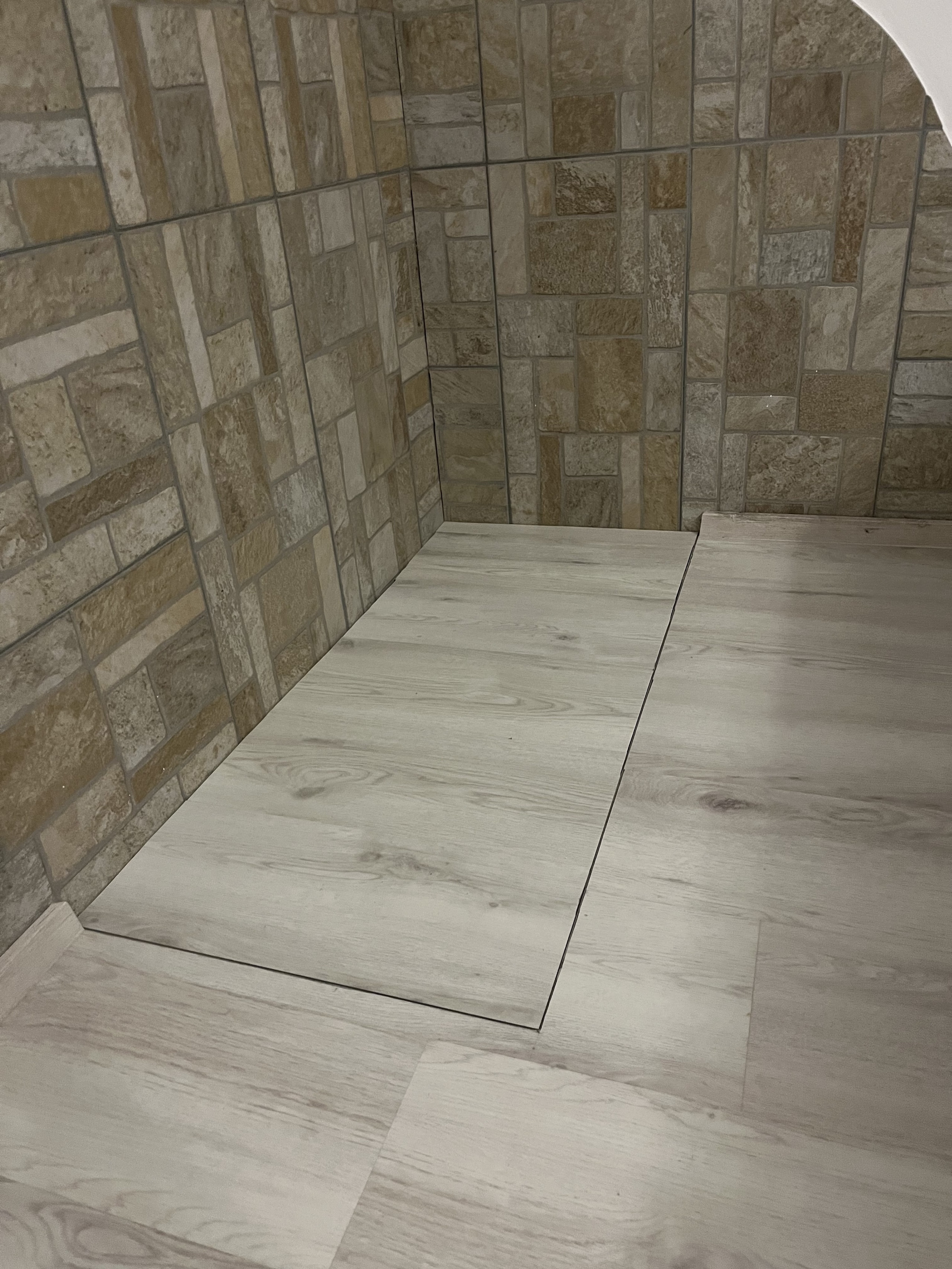 Polaganje lepljenga vinila JL