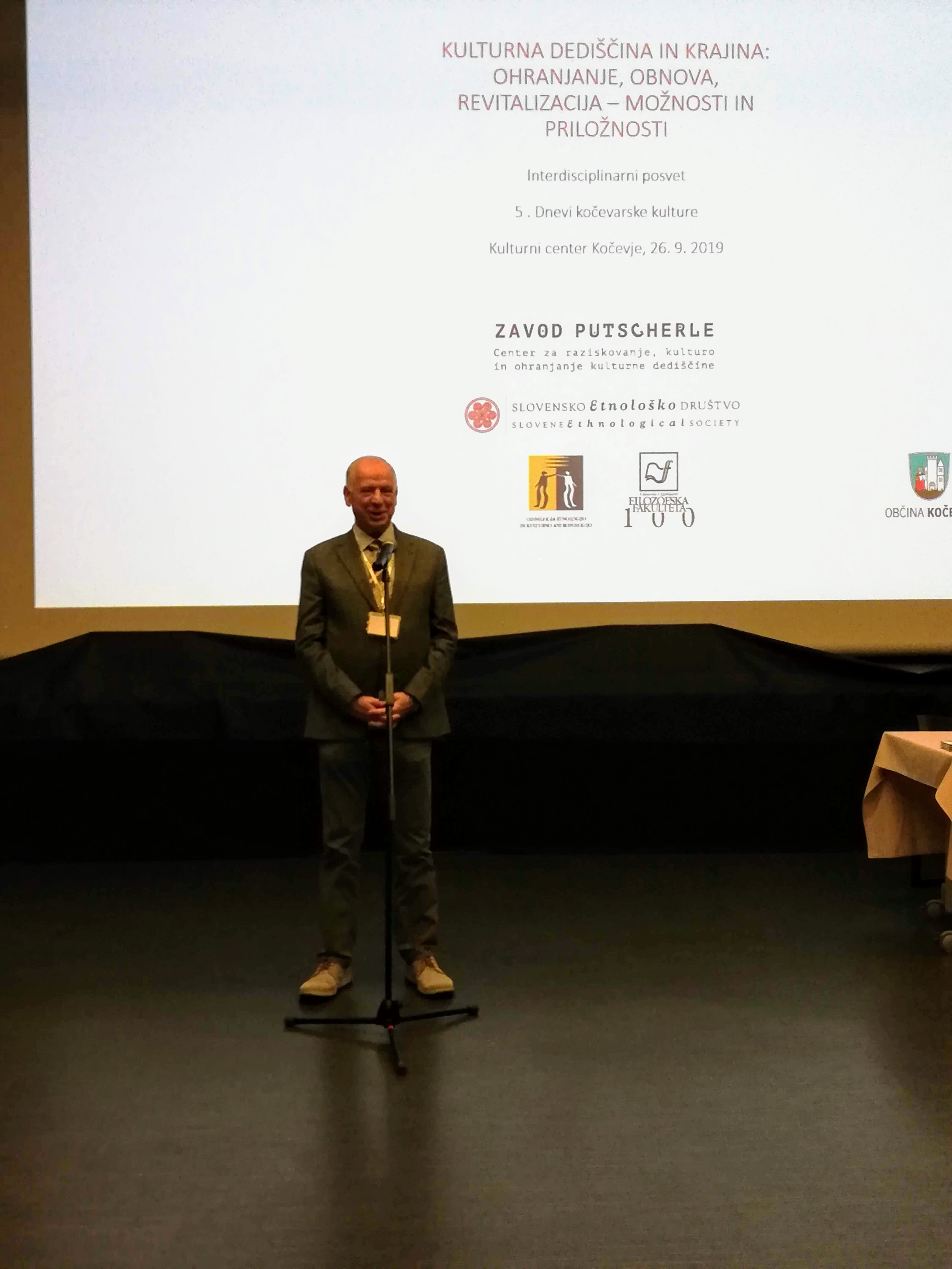 Dr. Božidar Jezernik, uvodni nagovor_Kulturna dediščina in krajina: ohranjanje, obnova, revitalizacija - možnosti in priložnosti. Foto: Zora Slivnik.